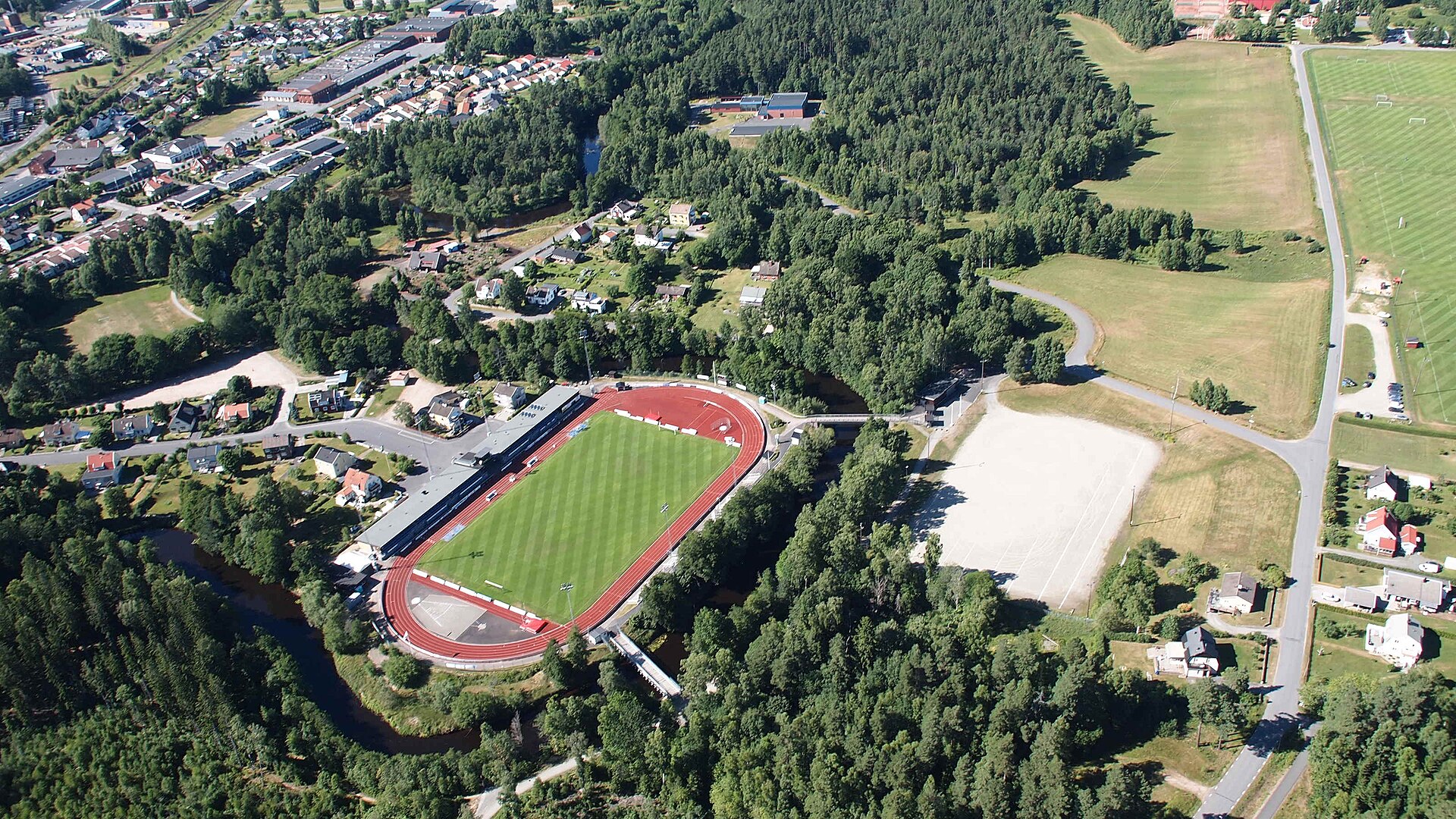 Helikopterbild Finnvedsvallen i Värnamo tätort