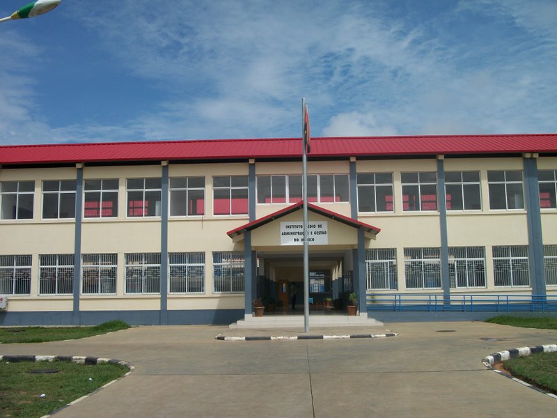 Foto frontal do Instituto Médio de Administração e Gestão do Luena, localizado na província do Moxico, em Angola.