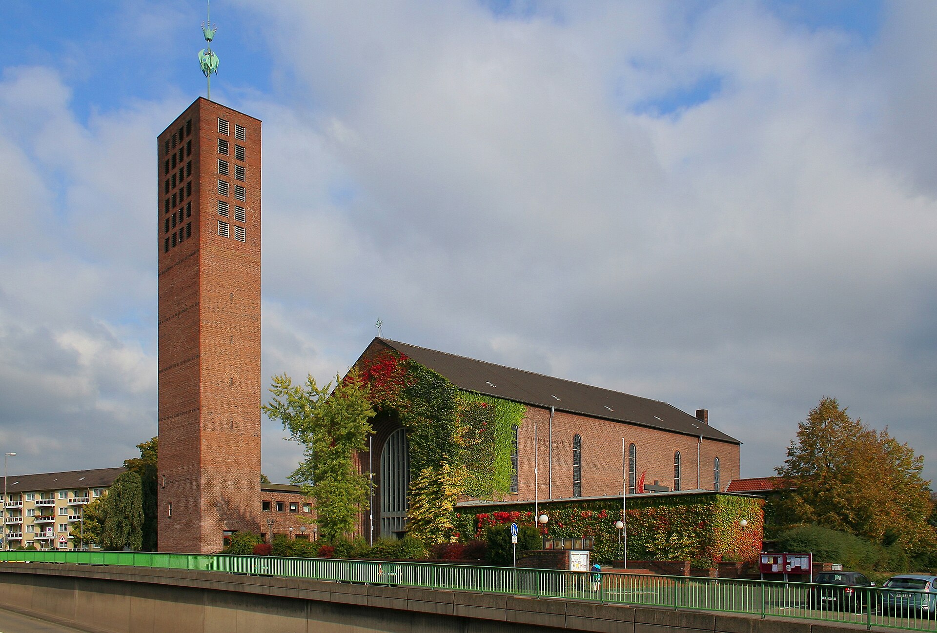 Christus-König-Kirche in Leverkusen-Küppersteg . Außenansichten.