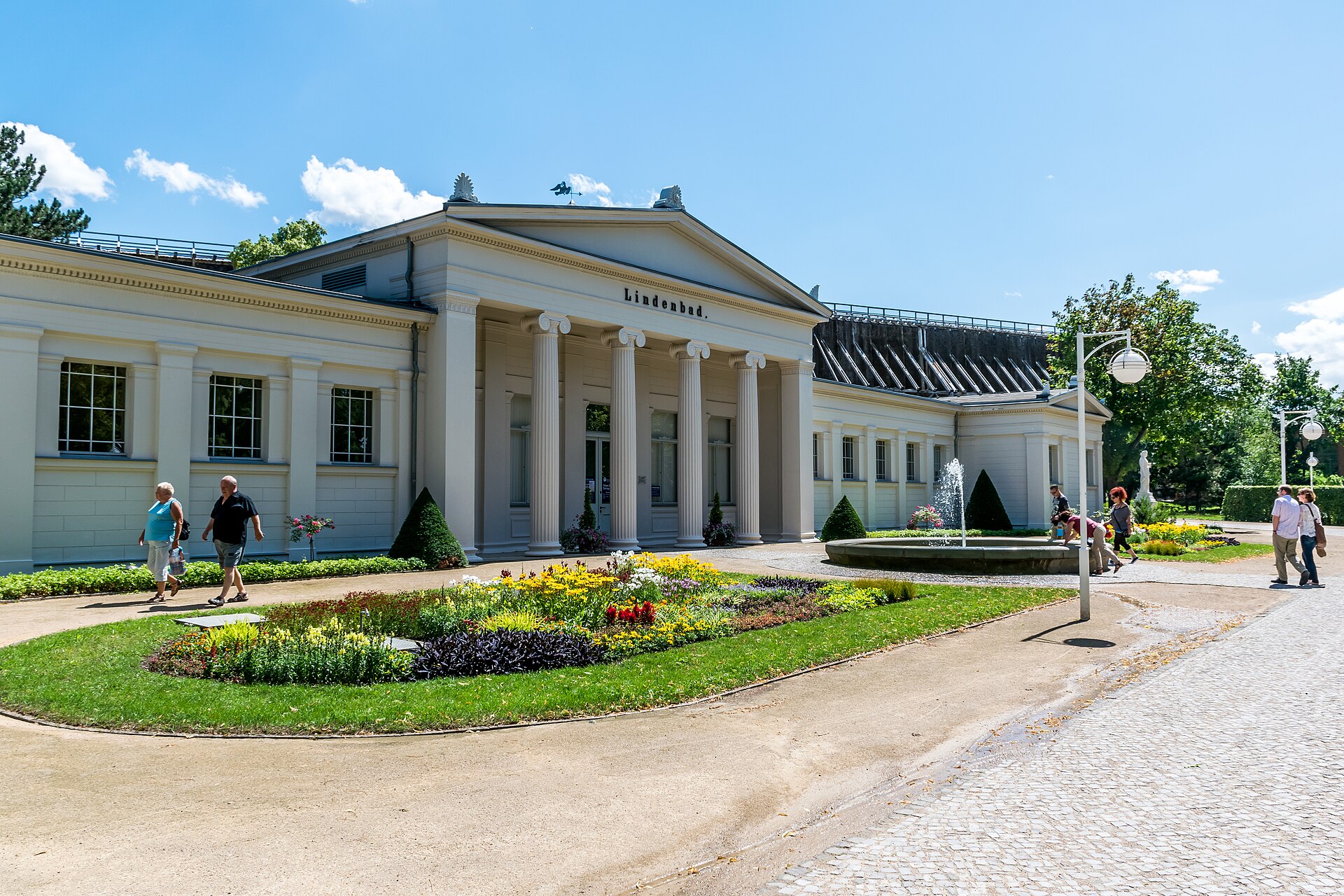 Kurmittelhaus "Lindenbad" auf dem Gelände der Kuranlage Solbad Salzelmen in Schönebeck (Elbe), Sachsen-Anhalt, Deutschland