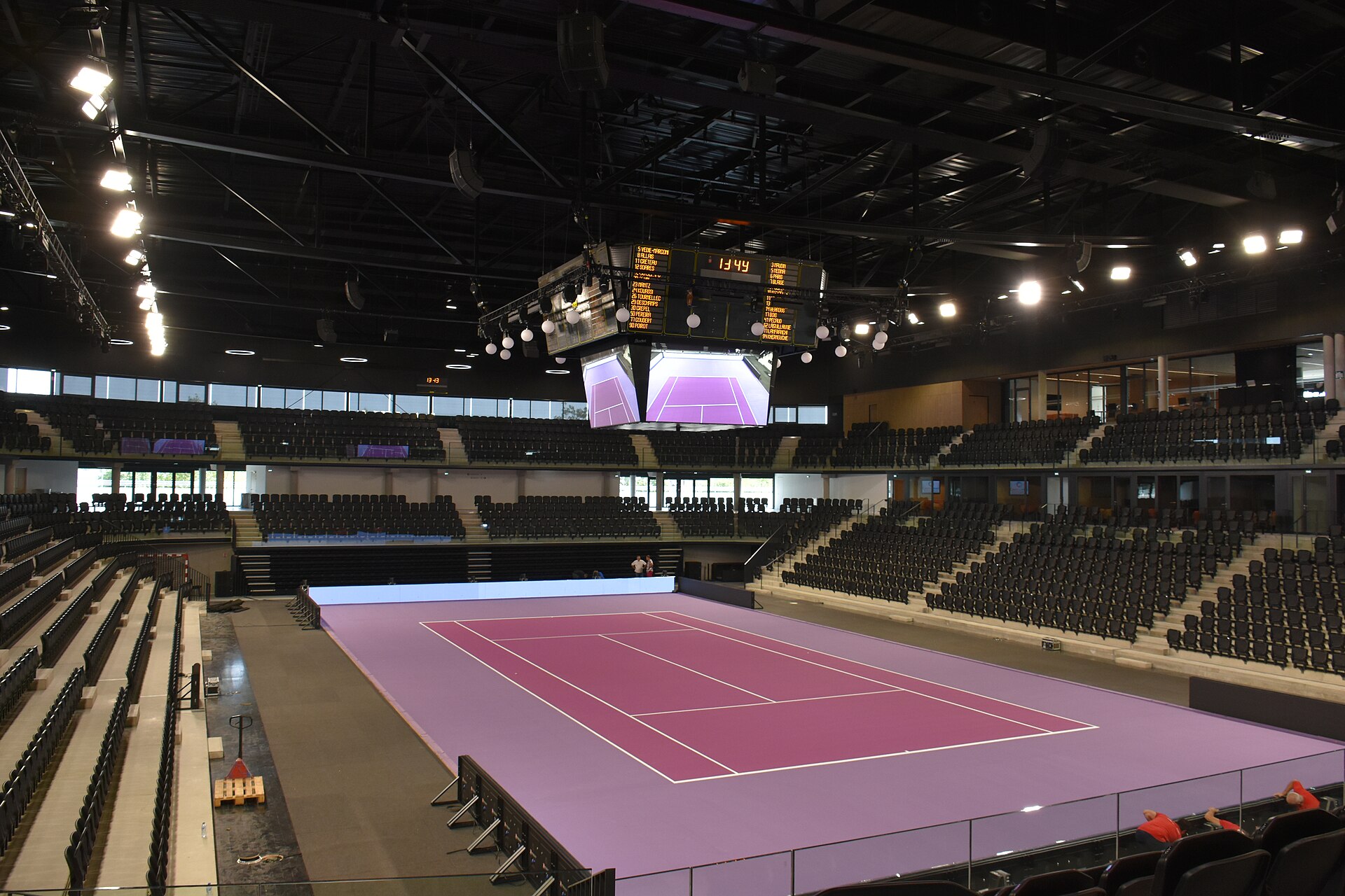l'intérieur du palais des sports de Caen la mer en configuration tennis en septembre 2023