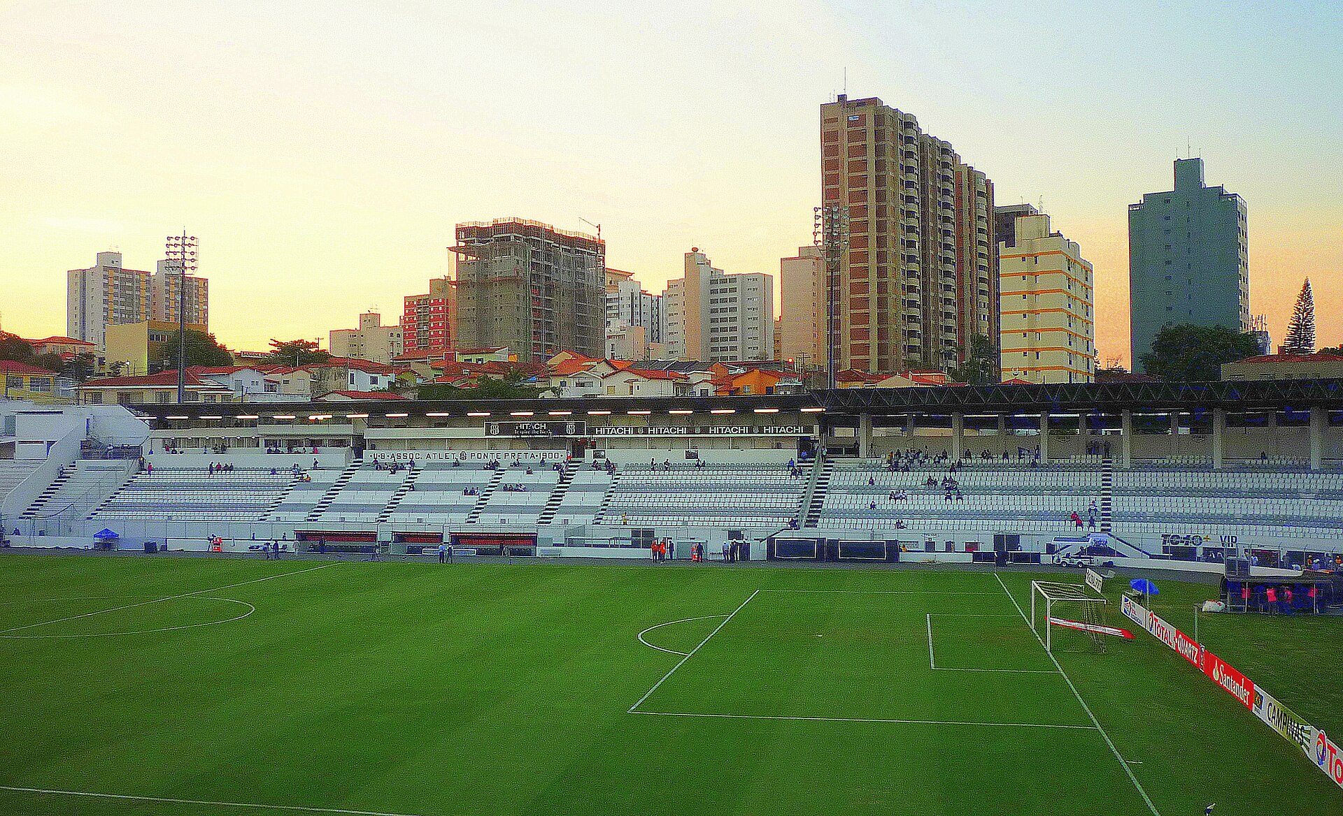 O entardecer no estádio da Ponte Preta, Campinas-SP.