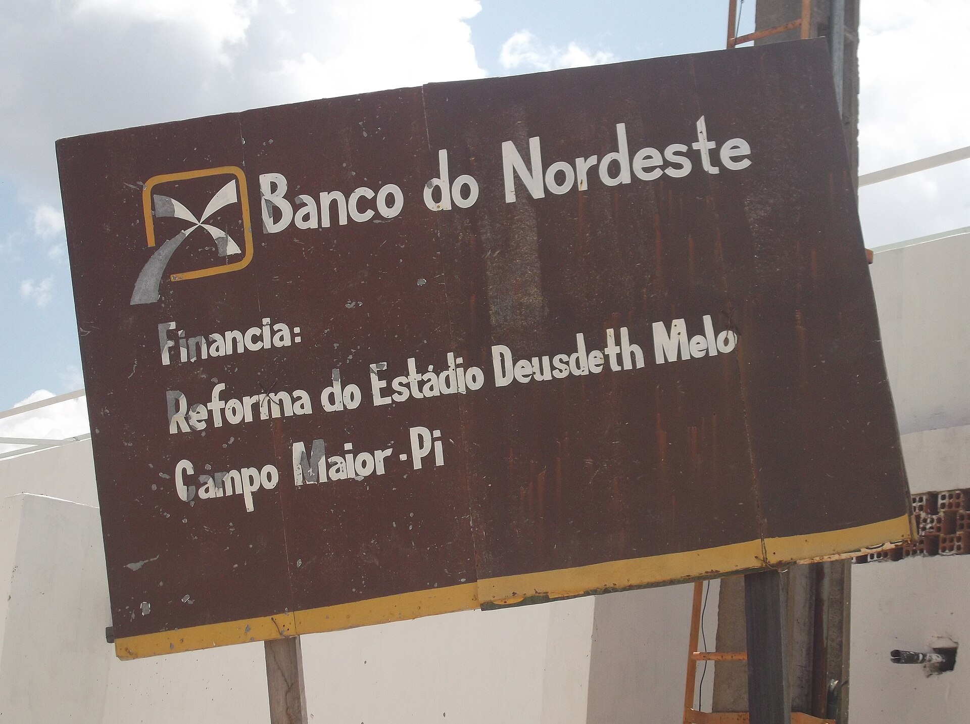 Placa de financiamento do Estádio Deusdeth de Melo com recursos do Banco do Nordeste do Brasil BNB.