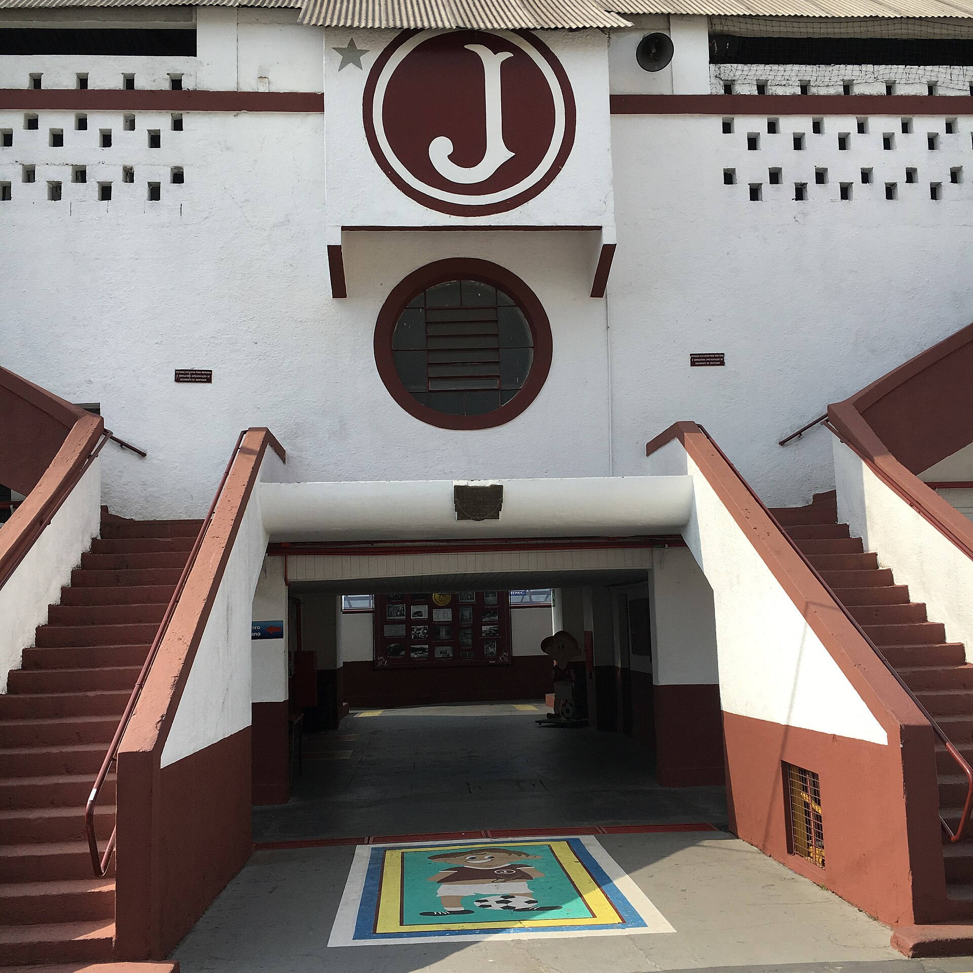 Entrada para a tribuna da honra do estádio Conde Rodolfo Crespi.