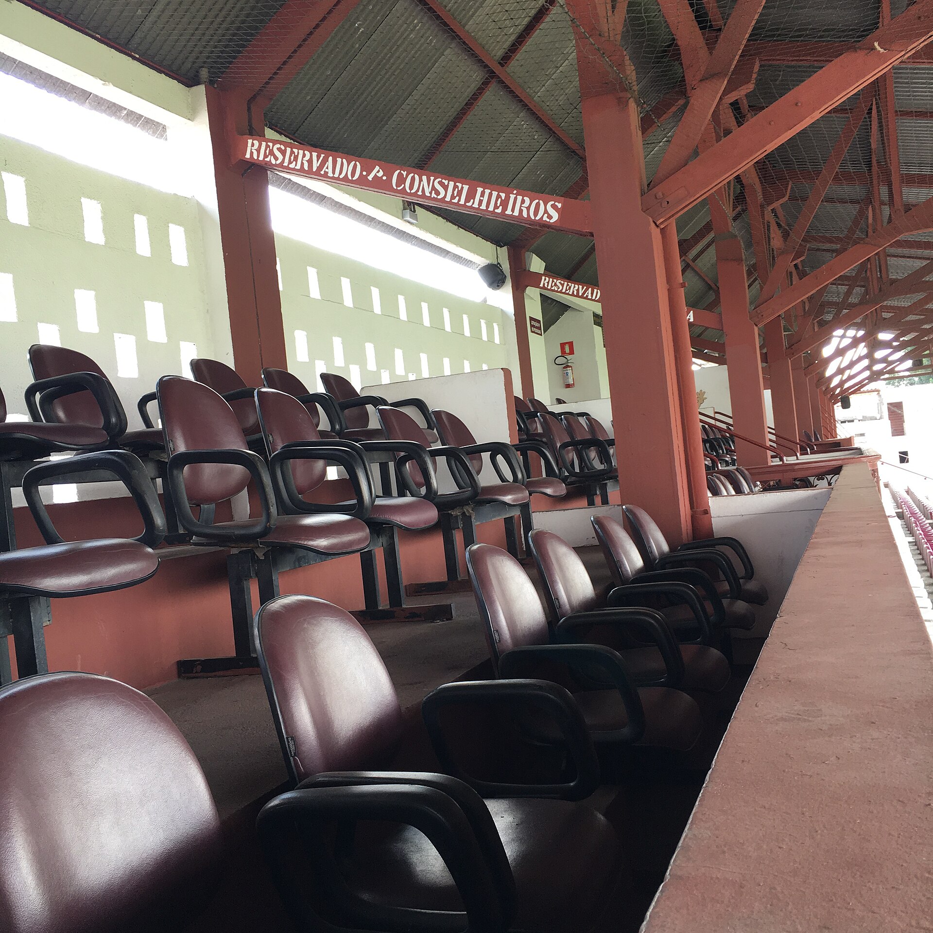 Tirbuna de honra do estádio Conde Rodolfo Crespi.
