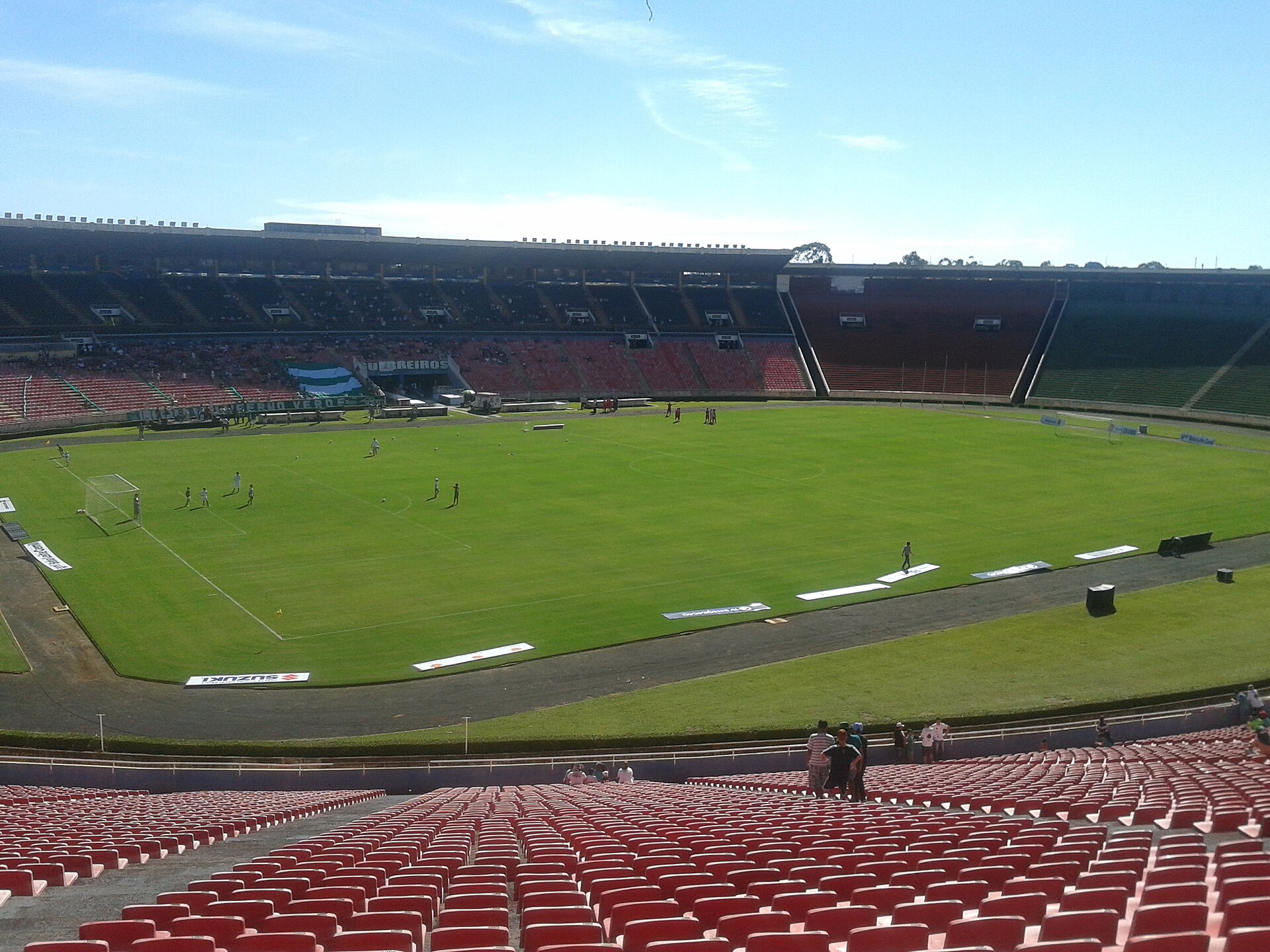 Imagem interna do Estádio Municipal Parque do Sabiá. Fotografia feita antes da partida entre Uberlândia e América de Teófilo Ottoni pela última rodada do Módulo II de 2015.