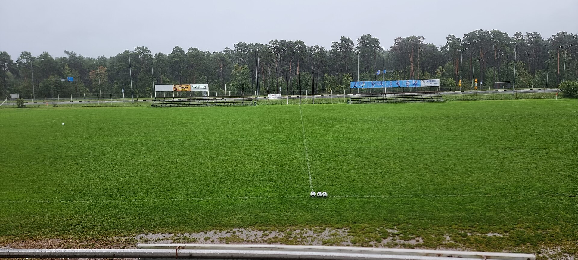 Raeküla staadion, vaade staadionihoone teiselt korruselt enne mängu septembris 2023