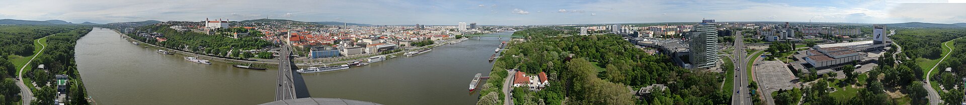 Aussicht auf die Stadt Bratislava vom Aussichtspunkt über dem Turmrestaurant der Brücke des Slowakischen Nationalaufstandes