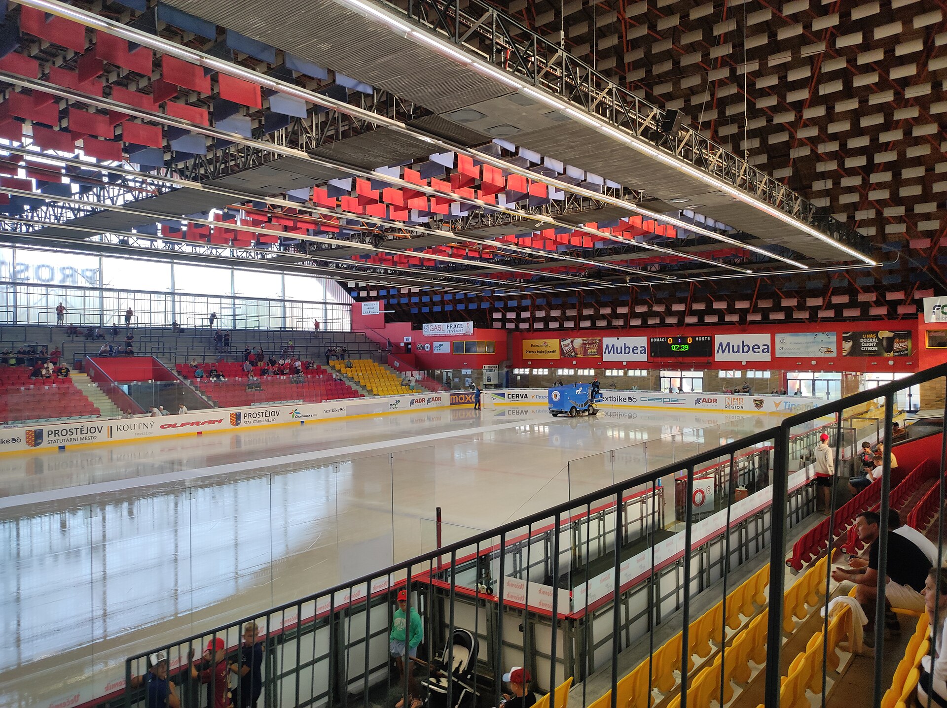 Zimní stadion Prostějov; Před přípravným zápasem mezi LHK Jestřábi Prostějov a Berani Zlín; Fotografováno ze sektoru hostů