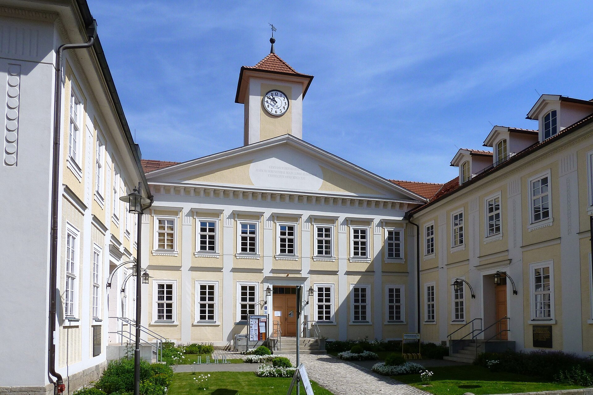 Gebäude des ehemaligen Gymnasiums Bernhardinum in Meiningen, 1945—1963 Henfling-Gymnasium und Erweiterte Oberschule Henfling (EOS), danach Polytechnische Oberschule „Rudolf Baumbach“, heute Volkshochschule.