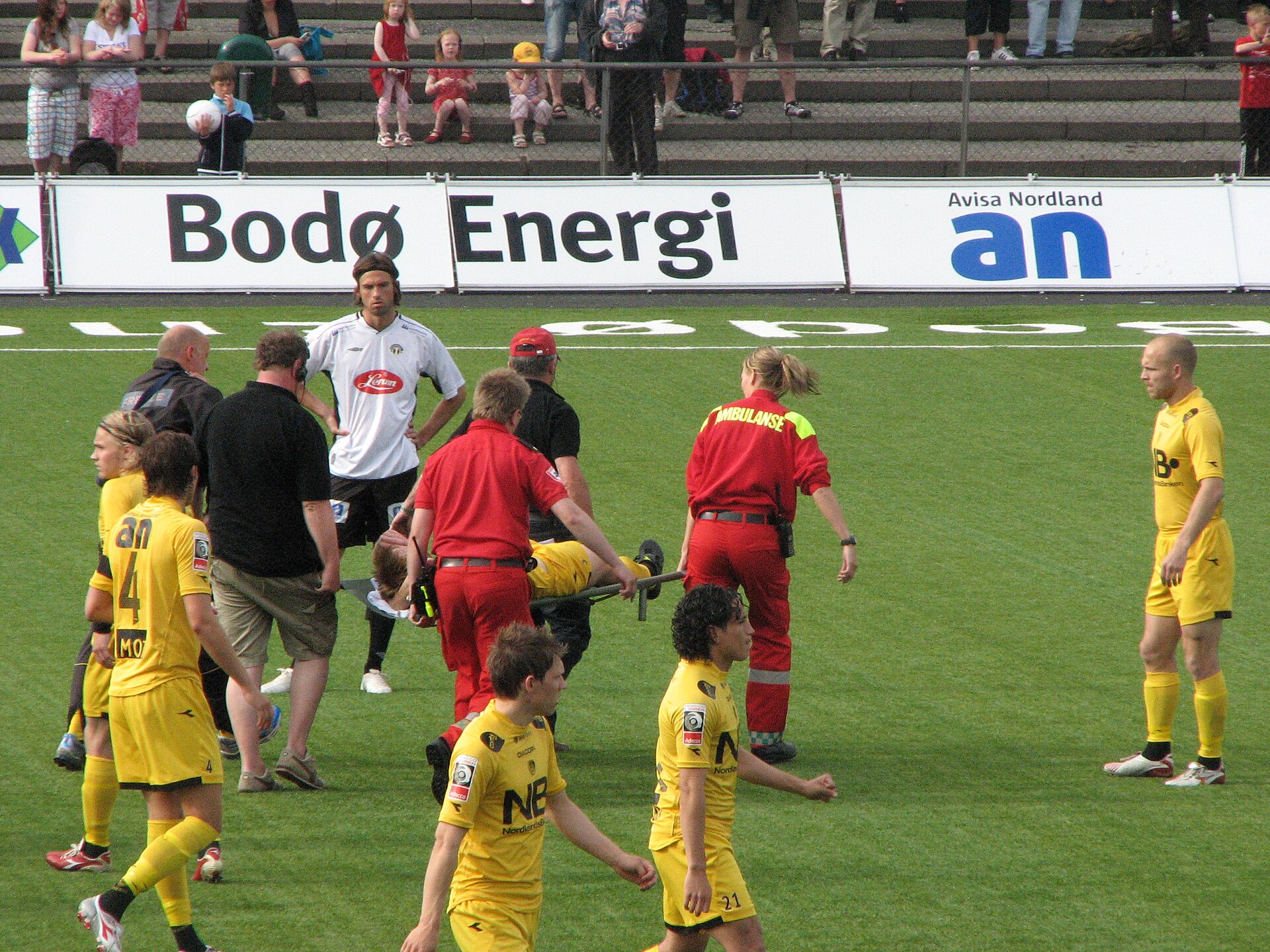 Erik Hoftun (Glimt) blir skadet og sendt til sykehus etter under et minutt spilt i Bodø/Glimt-Sogndal.