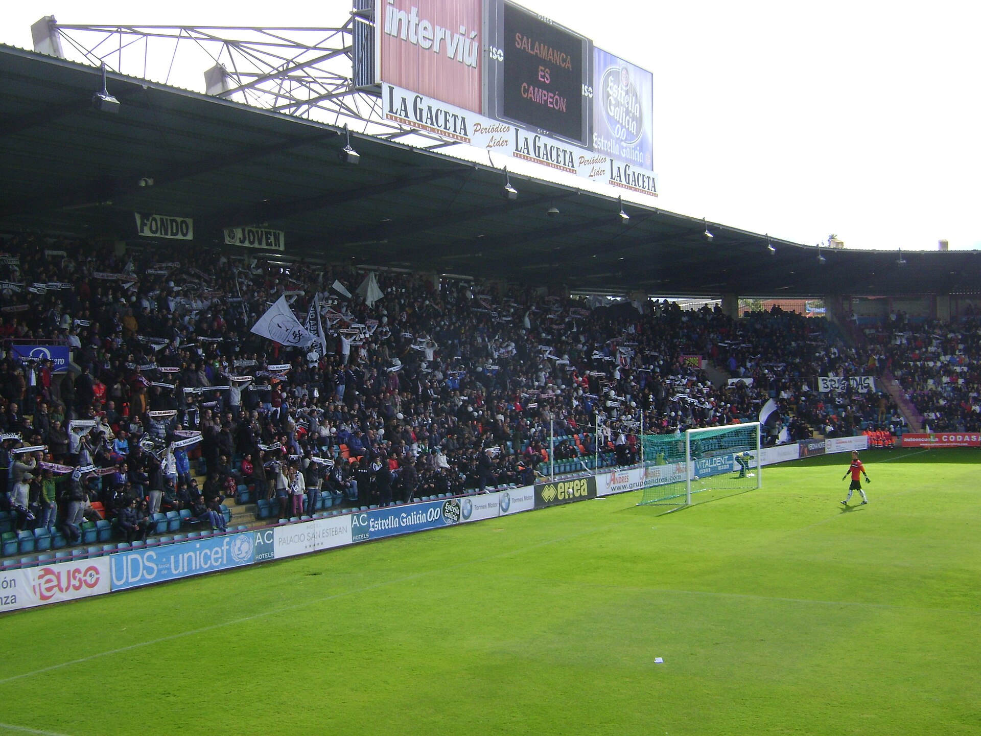 Afición de la UDS, apoyando a su equipo durante un partido en el Helmántico.