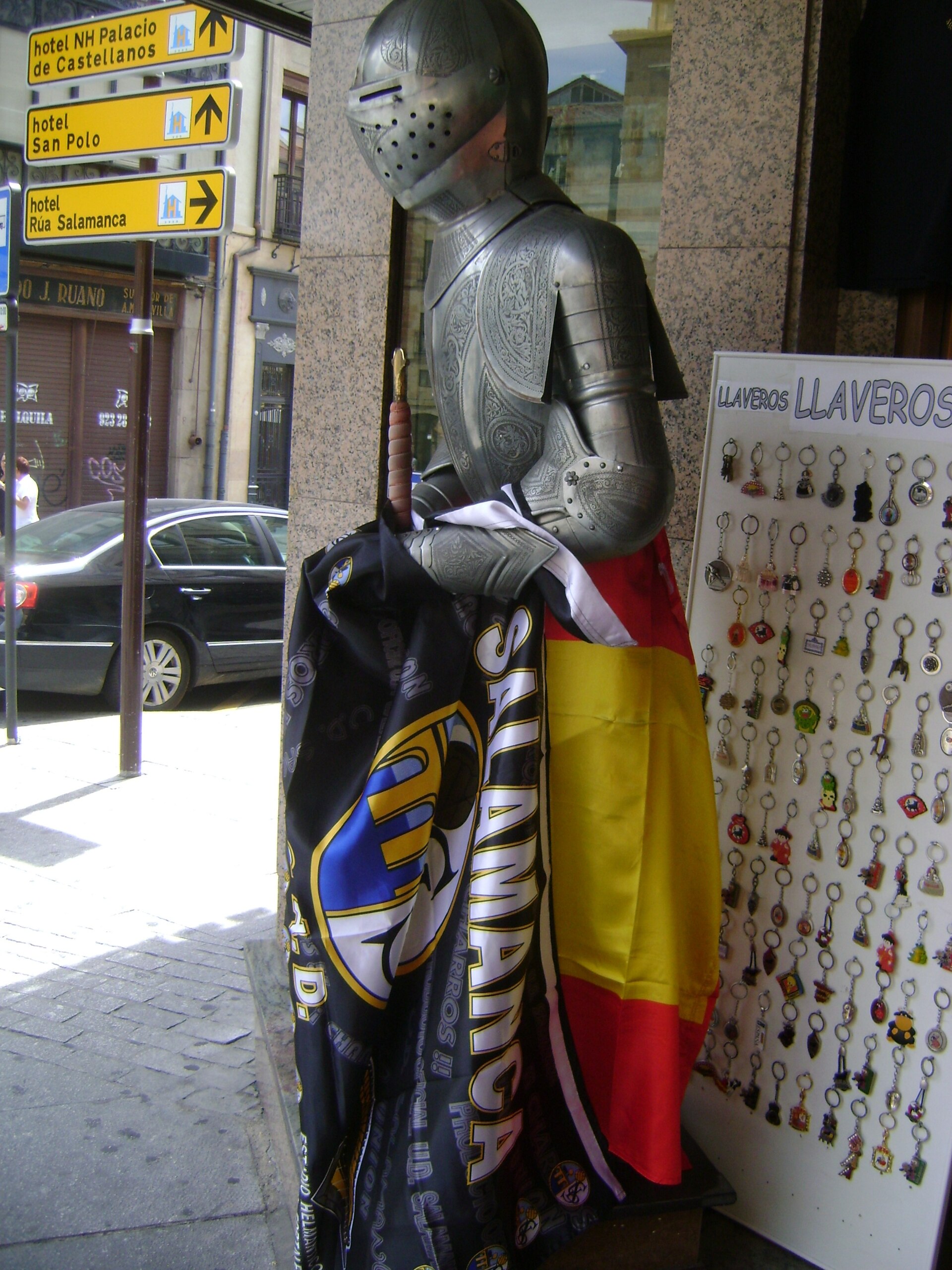 Armadura con la bandera de la UDS y de España.