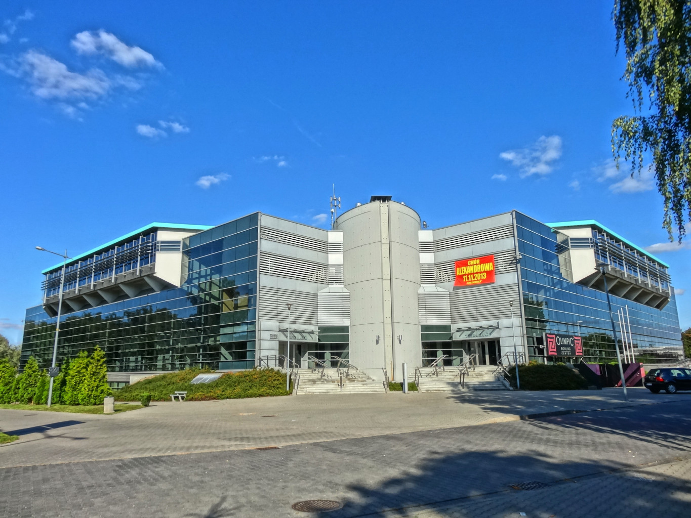 Hala widowiskowo-sportowa "Łuczniczka" w Bydgoszczy - widok od strony parkingu