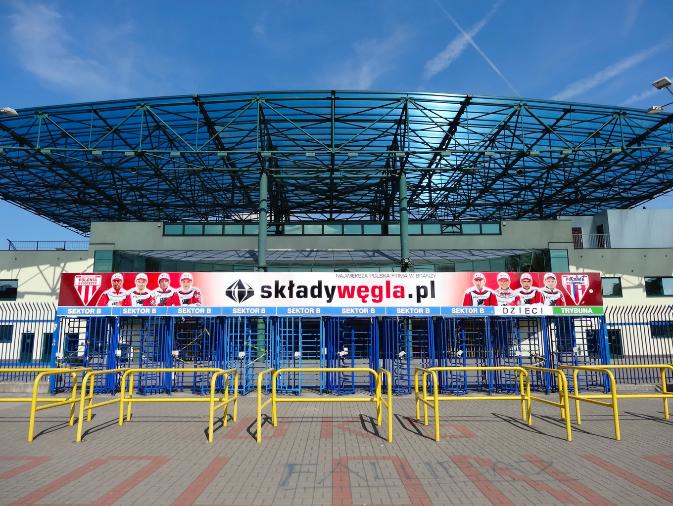 Stadion Polonii Bydgoszcz - widok od frontu (strona zachodnia)