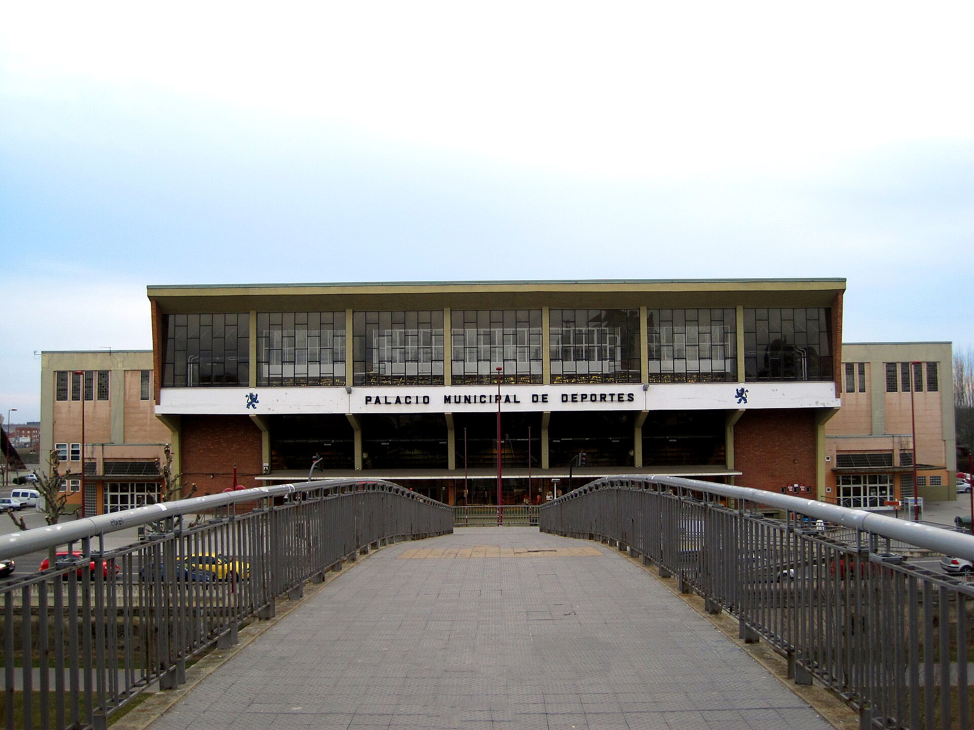Vista frontal del Palacio Municipal de Deportes, en León (España).