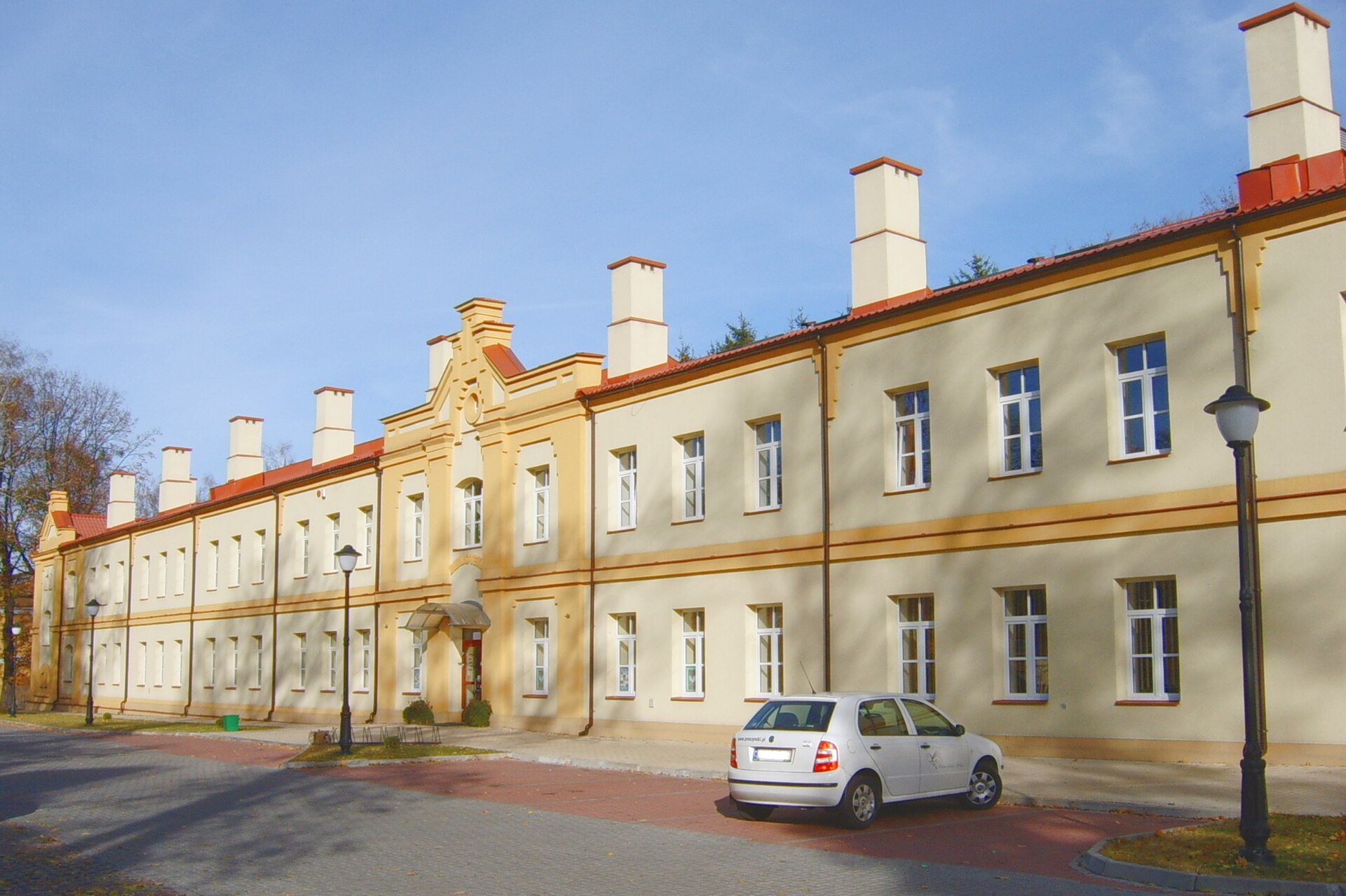 Książnica Zamojska (biblioteka) i Młodzieżowy Dom Kultury na terenie dawnych koszar w Zamościu.