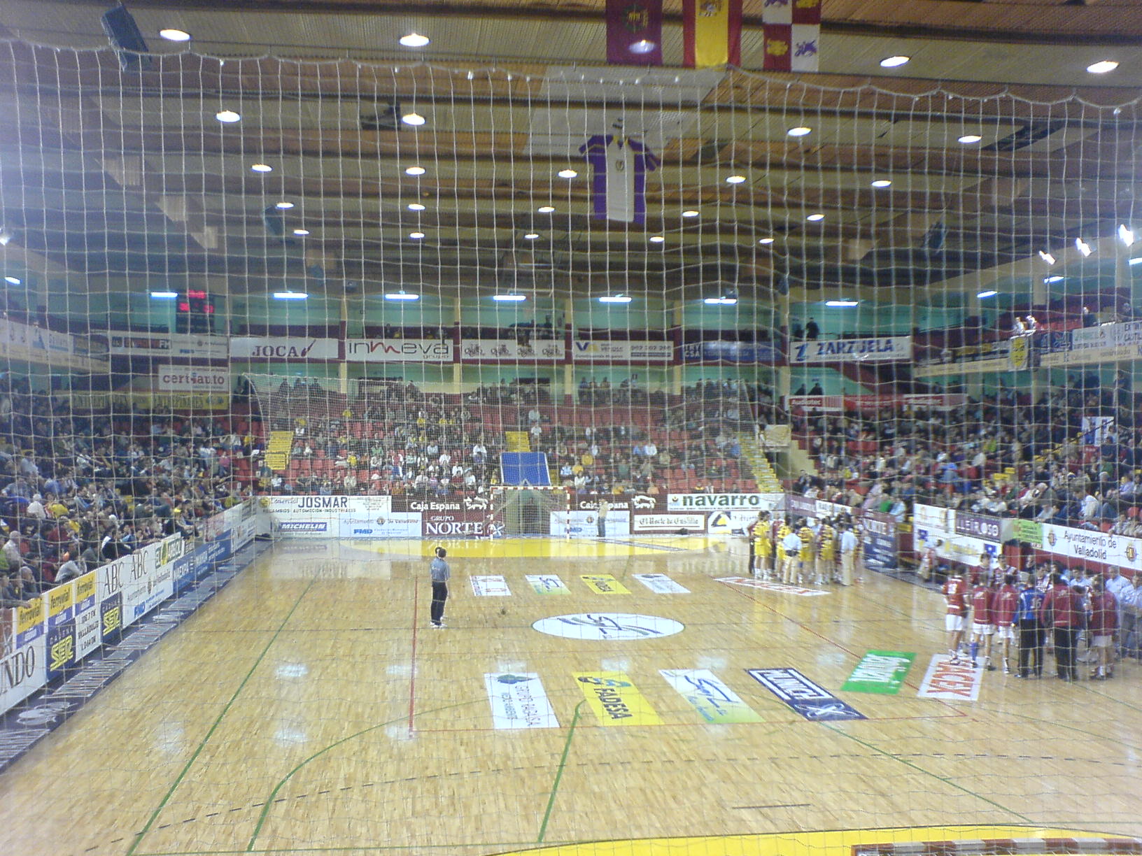 Polideportivo Huerta del Rey durante un partido de la Liga ASOBAL de la temporada 2006/07 frente al Darien Logroño.