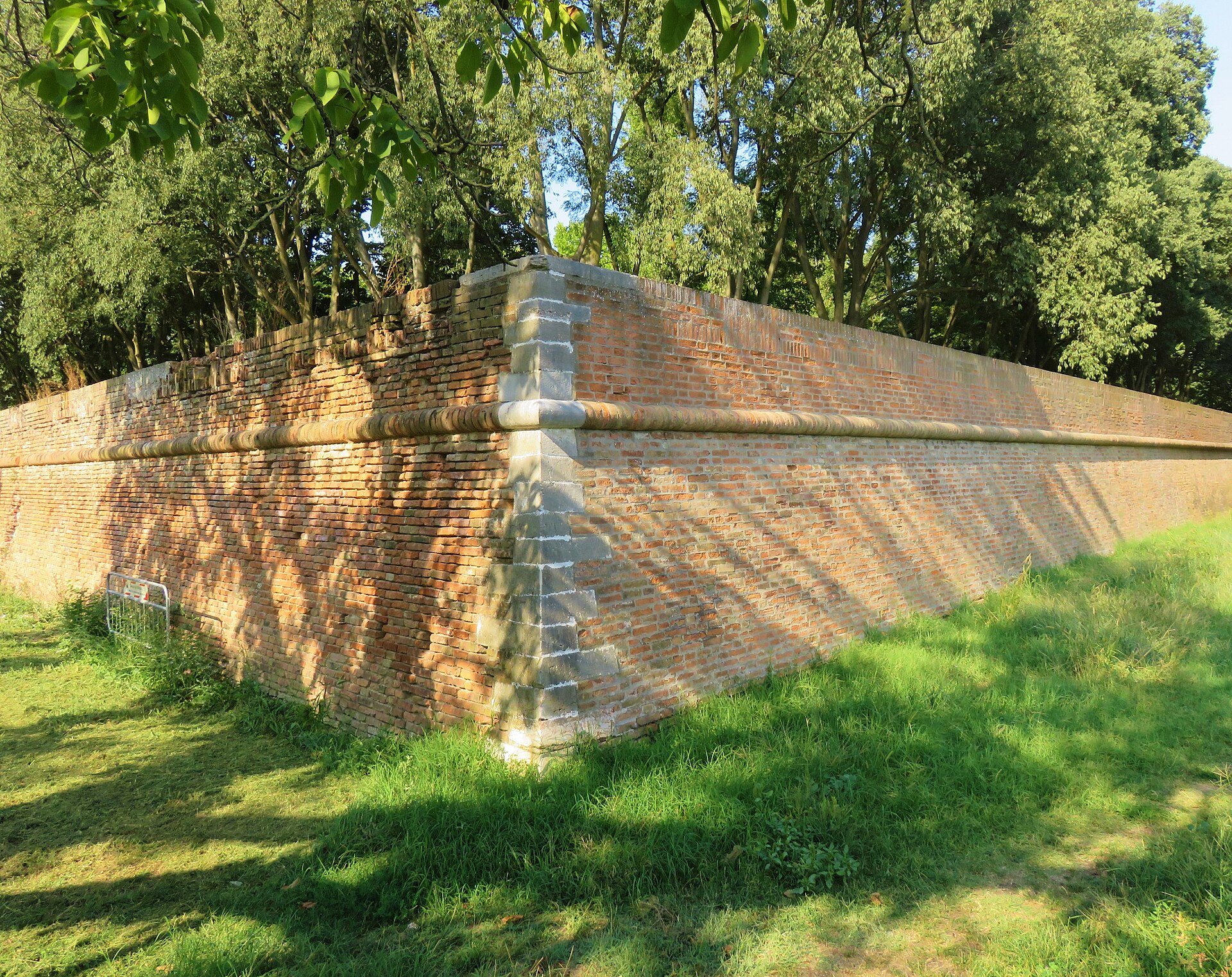 Mura della ex Fortezza Pontificia di Ferrara (nota anche come Cittadella) all'angolo tra via Darsena e via della Fortezza