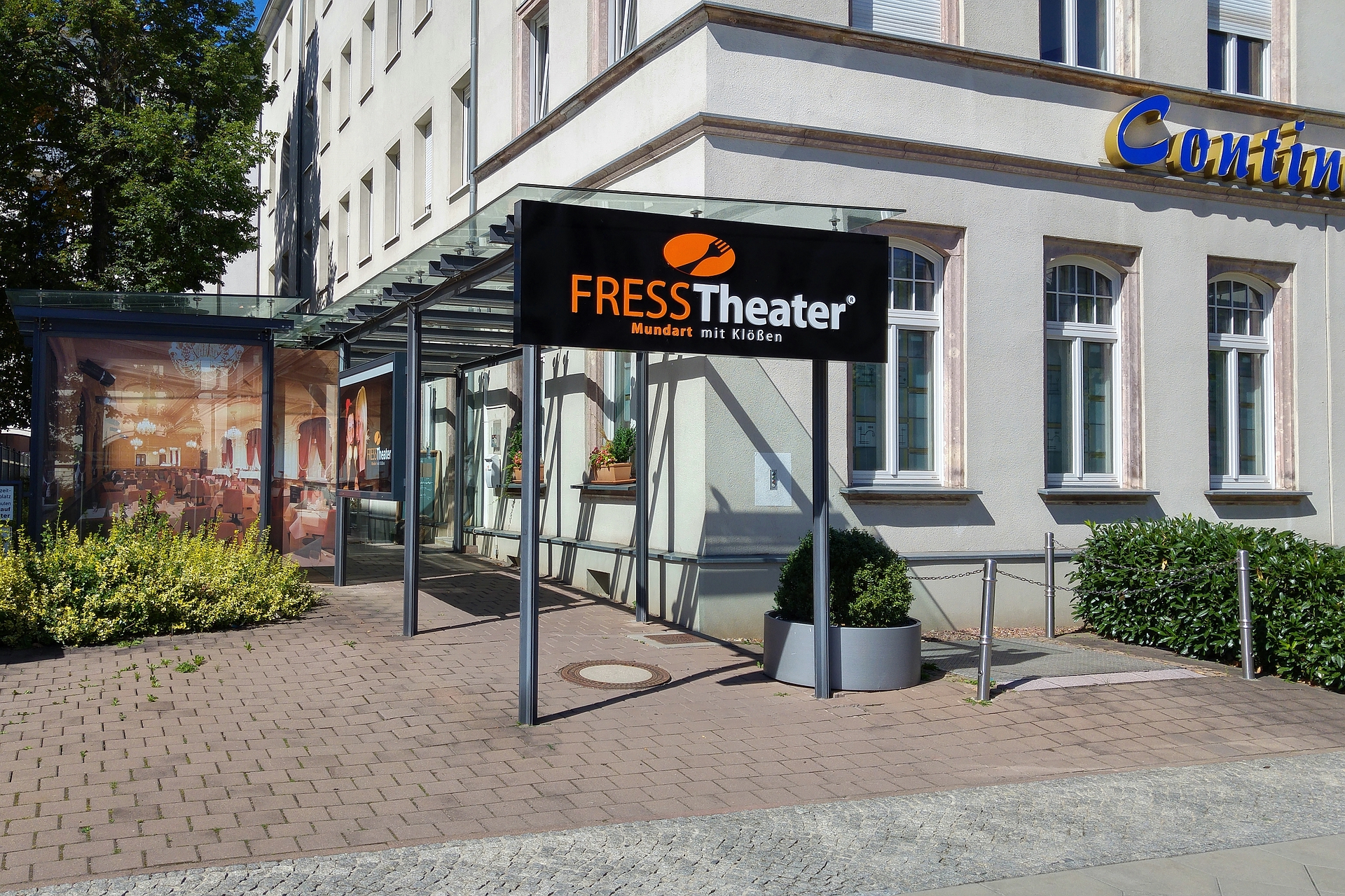 Eingang zum "Fress-Theater" am Bahnhofsvorplatz
