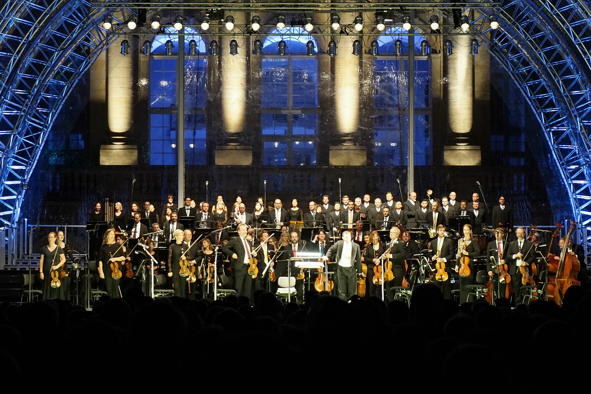 Die Robert-Schumann-Philharmonie Chemnitz zur Spielzeiteröffnung 2016 auf dem Theaterplatz vor dem Opernhaus