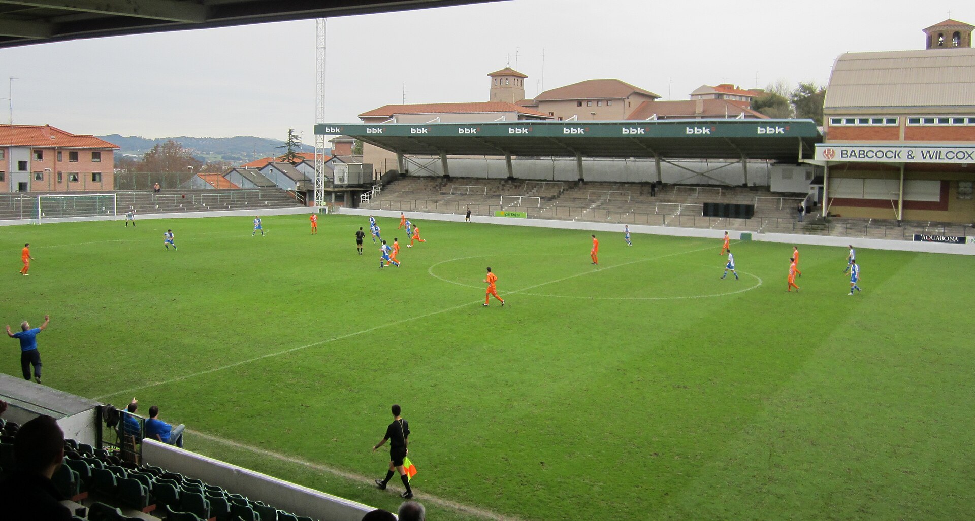 Partido de fútbol en el Campo Municipal de Las Llanas, Sestao, Vizcaya, 1 de noviembre de 2013.