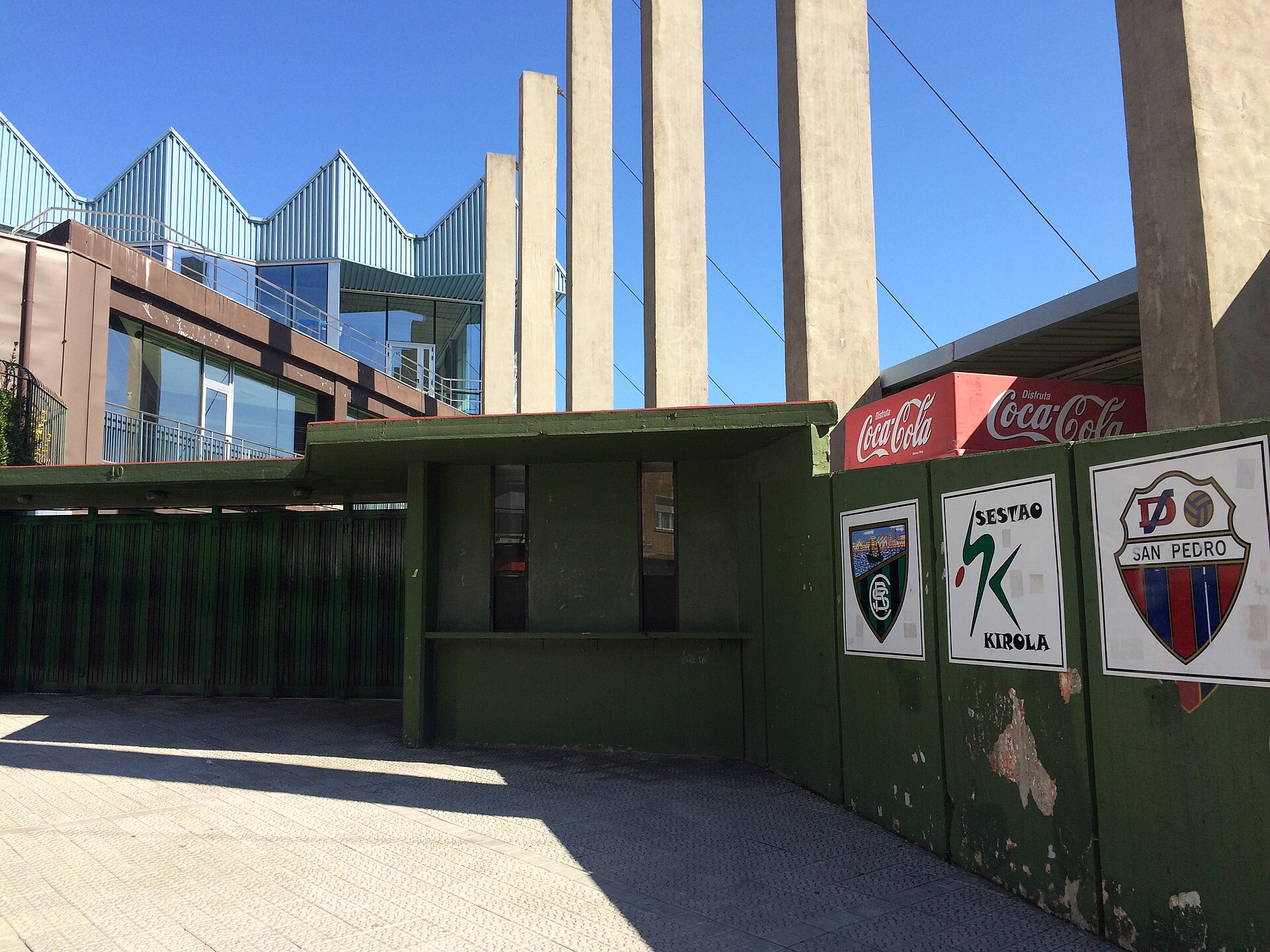 Entrada al Campo Municipal de Fútbol de Las Llanas en Sestao