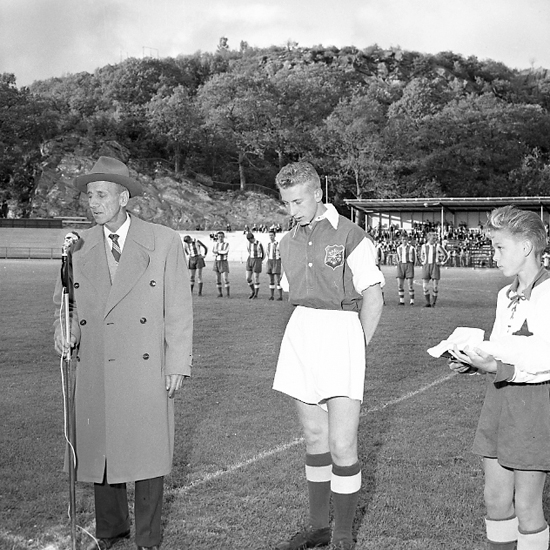 IFK Uddevalla mot GAIS på Rimnersvallen i Uddevalla, 9 juli 1957. GAIS-spelaren på bilden är troligen Lars "Slaktarn" Olsson.