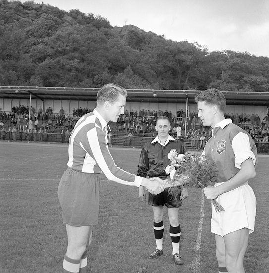 IFK Uddevalla mot GAIS på Rimnersvallen i Uddevalla, 9 juli 1957. Domaren är Gösta ”Bröstet” Johansson, GAIS-spelaren med blommorna är Hans Olsson.
