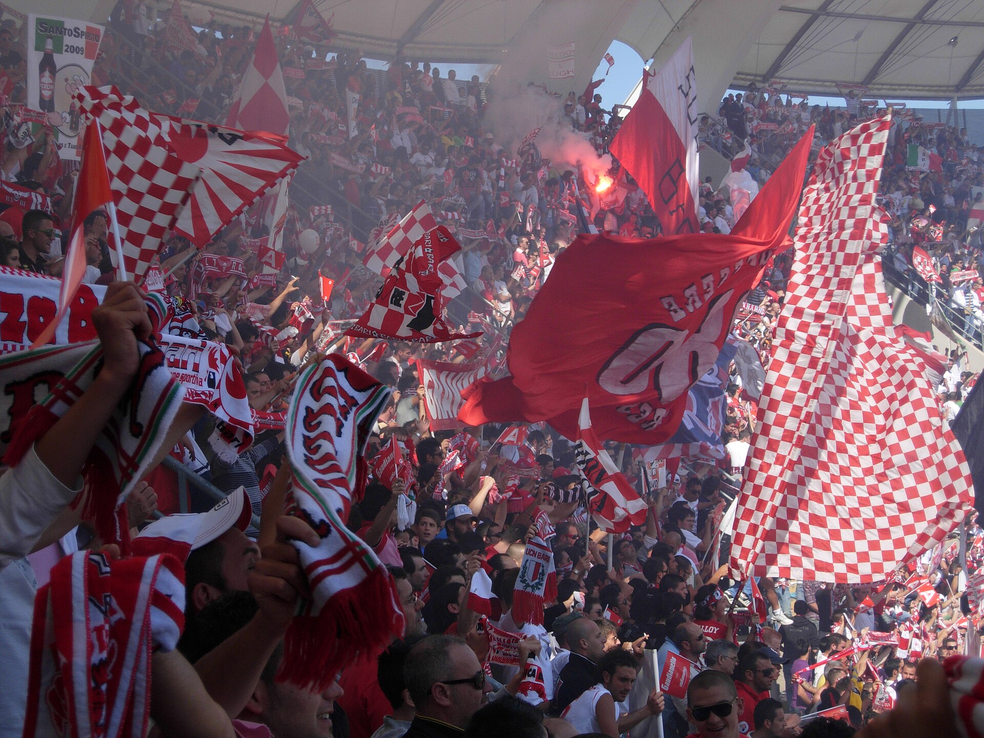 La Curva Nord del San Nicola con i suoi tifosi baresi
