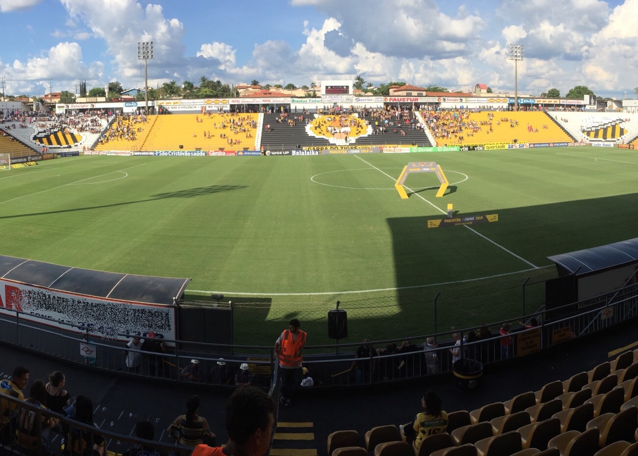 Vista panorâmica de parte do Estádio Jorge Ismael de Biasi em dia de jogo. Novorizontino x Coritnhians pelo Campeonato Paulista de 2018