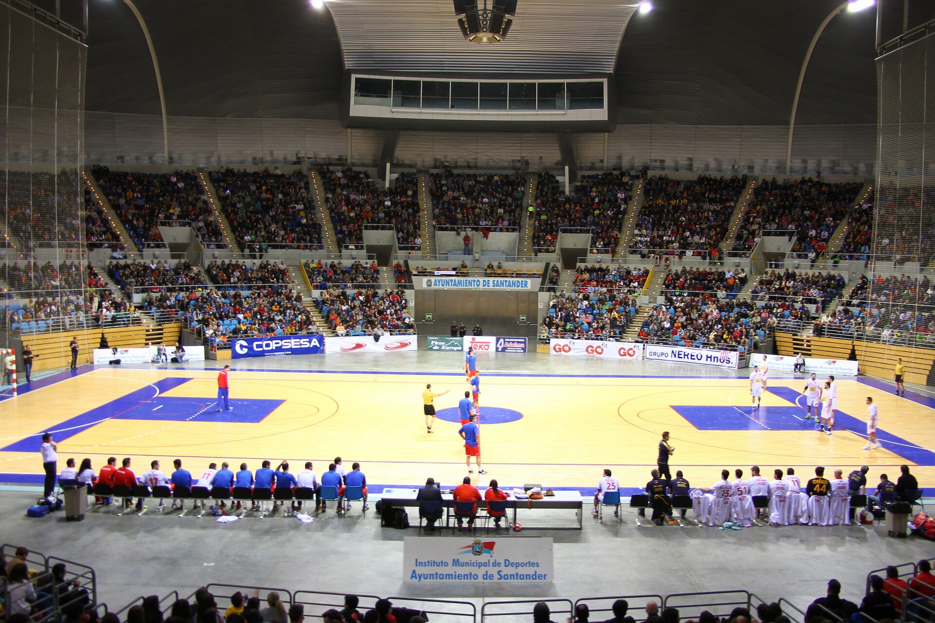 Fotografía del Palacio de los Deportes de Santander, en el encuentro amistoso entre la Selección Española de Balonmano y la de Cantabria jugado en el 2013, con 5700 espectadores.