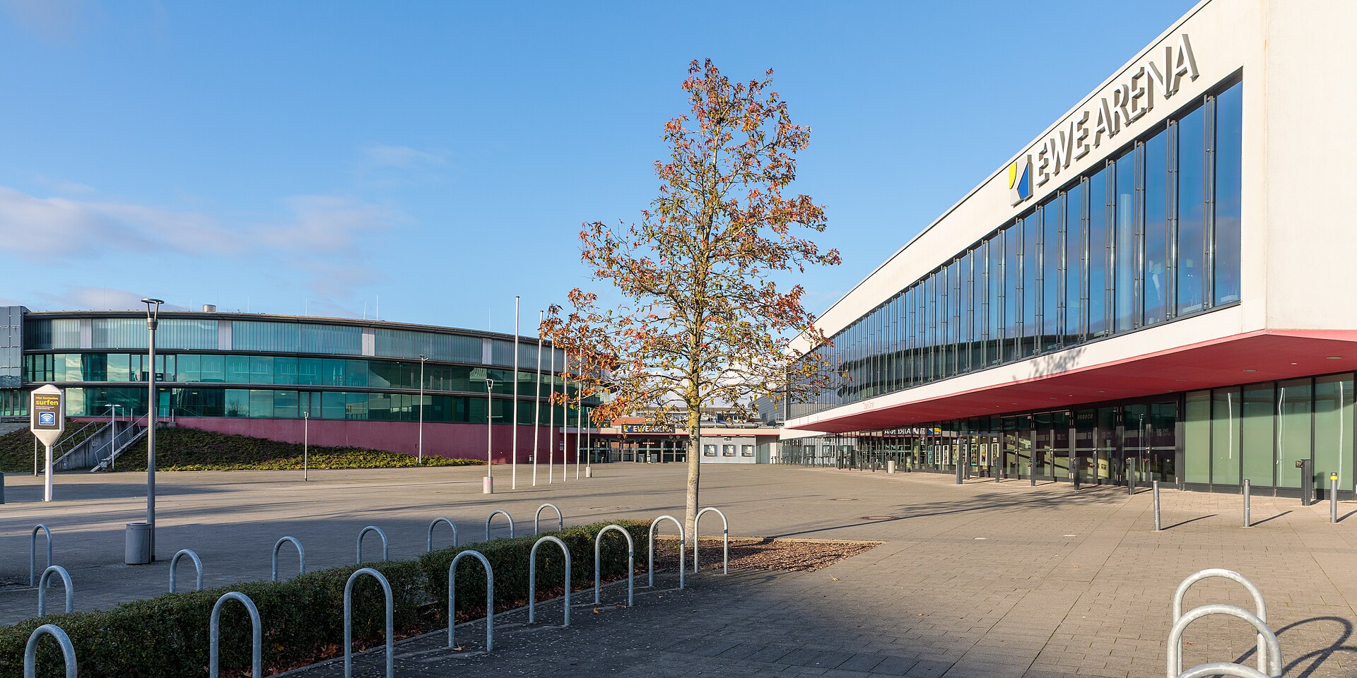 Kleine (links) und große (rechts) EWE Arena in Oldenburg (Oldb)