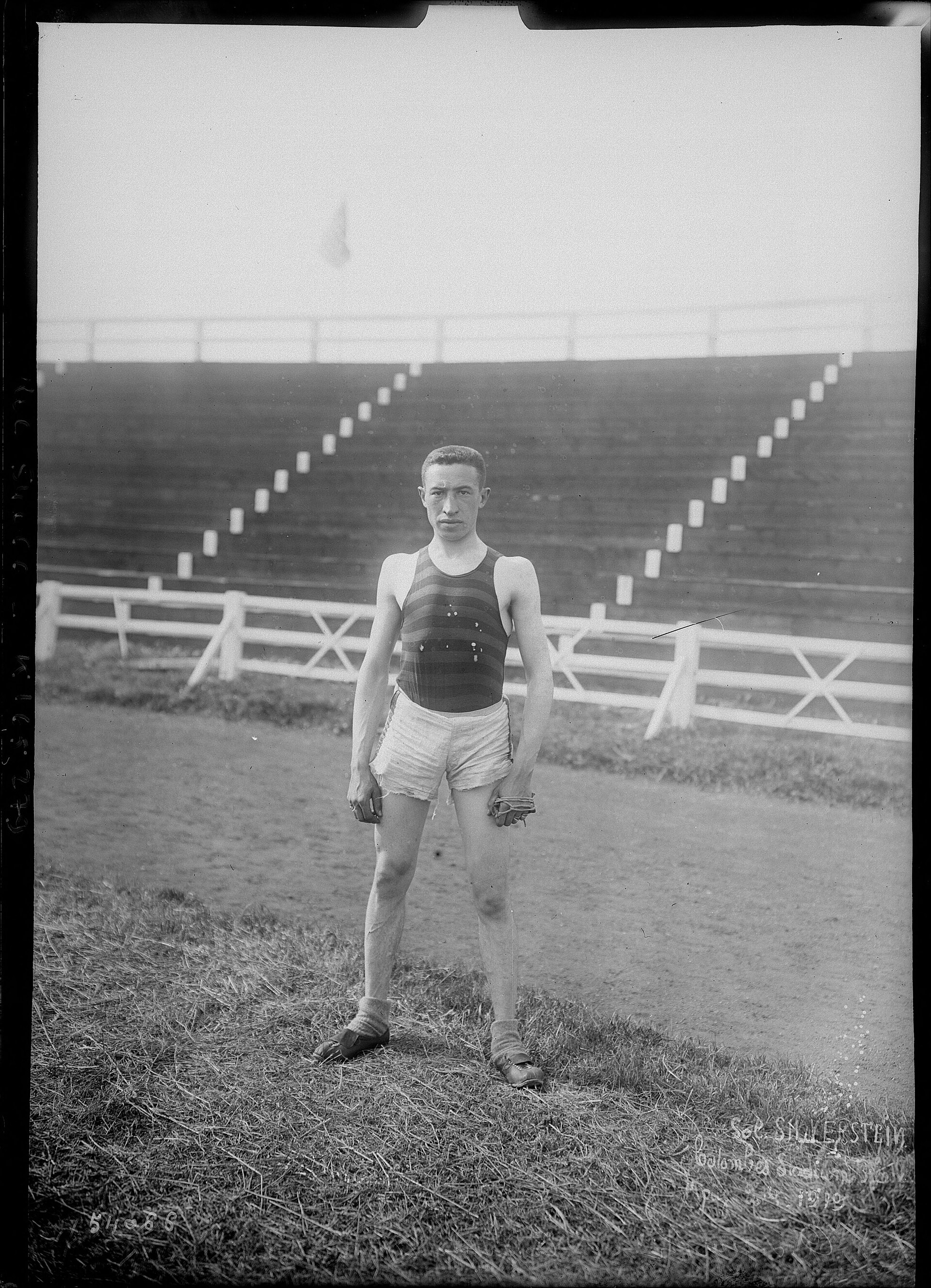 Sujet : Coureurs -- Portraits -- États-Unis Colombes (Hauts-de-Seine, France) -- Stade Yves du Manoir Jeux interalliés (01 ; 1919 ; Paris) Portraits -- 1914-1945 Référence bibliographique : Rol, 54066 Appartient à l’ensemble documentaire : Pho20Rol Appartient à l’ensemble documentaire : GG14182 Appa
