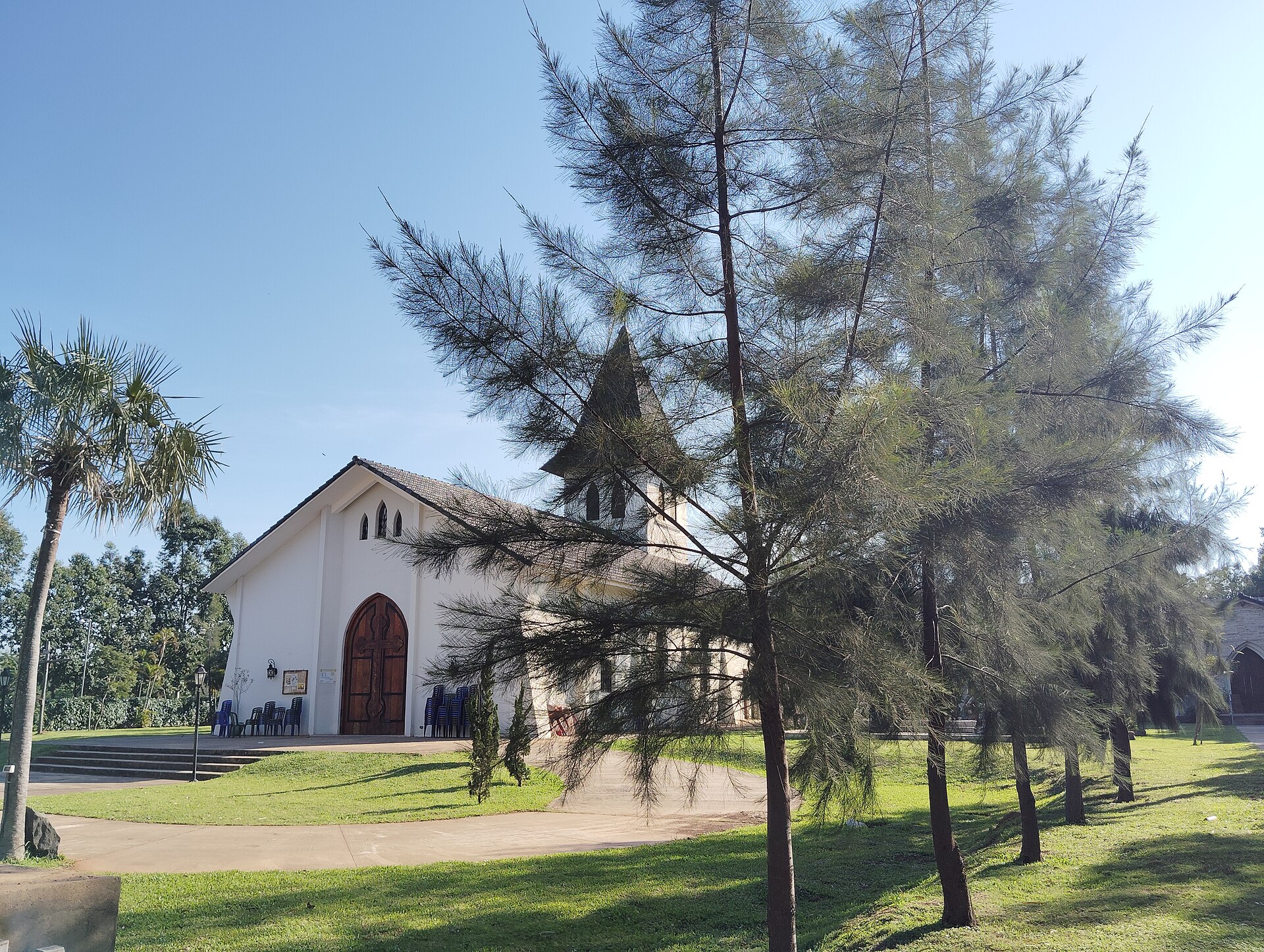 Capilla San Pío de Pietrelcina propiedad de los Hermanos Franciscanos Capuchinos del Paraguay, Surubii, Mariano Roque Alonso, Paraguay. Capilla construida en 2010 y convento construido en 2018.