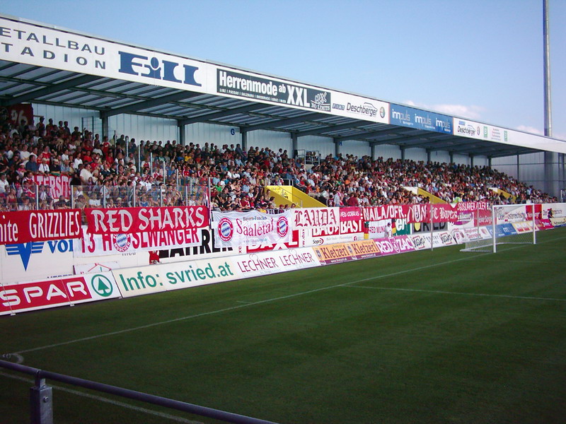 Auswärtsfansektor des Fill Metallbau Stadions beim Spiel de:SV Ried gegen den de:FC Bayern München .