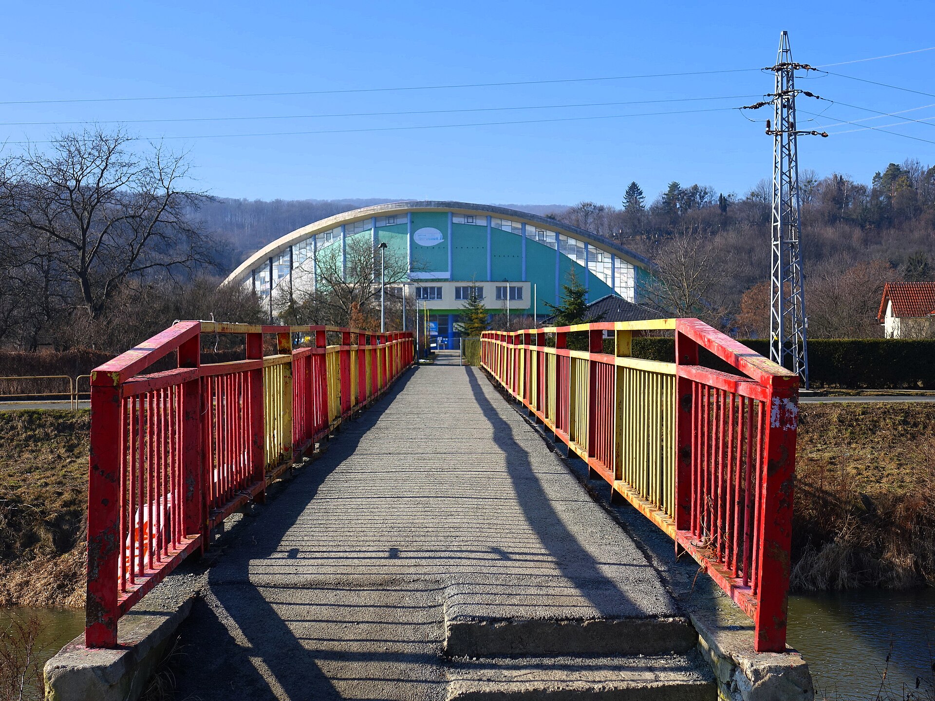 Február 2019. Rekonštrukcia zimného štadióna ulica Pod Kalváriou. Mesto Prešov. Slovensko. V popredí lávka pre peších cez rieku Torysa.