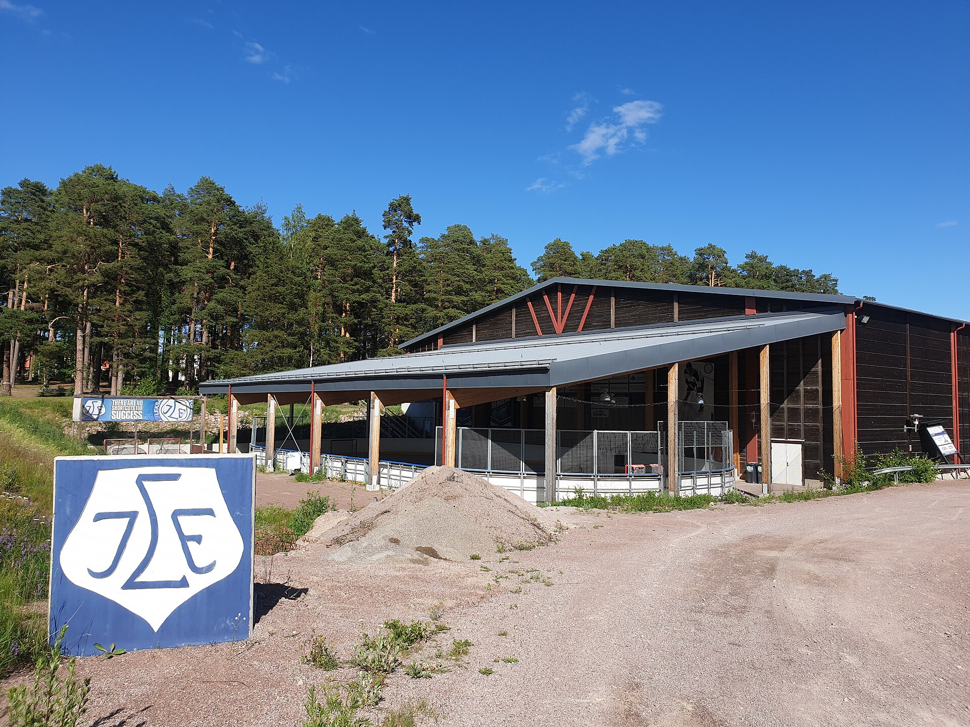Drömmarnas arena, vid Tegera arena och Veda skog arena i Leksand, är en öppen rink som kan användas för träning och spel året om.
