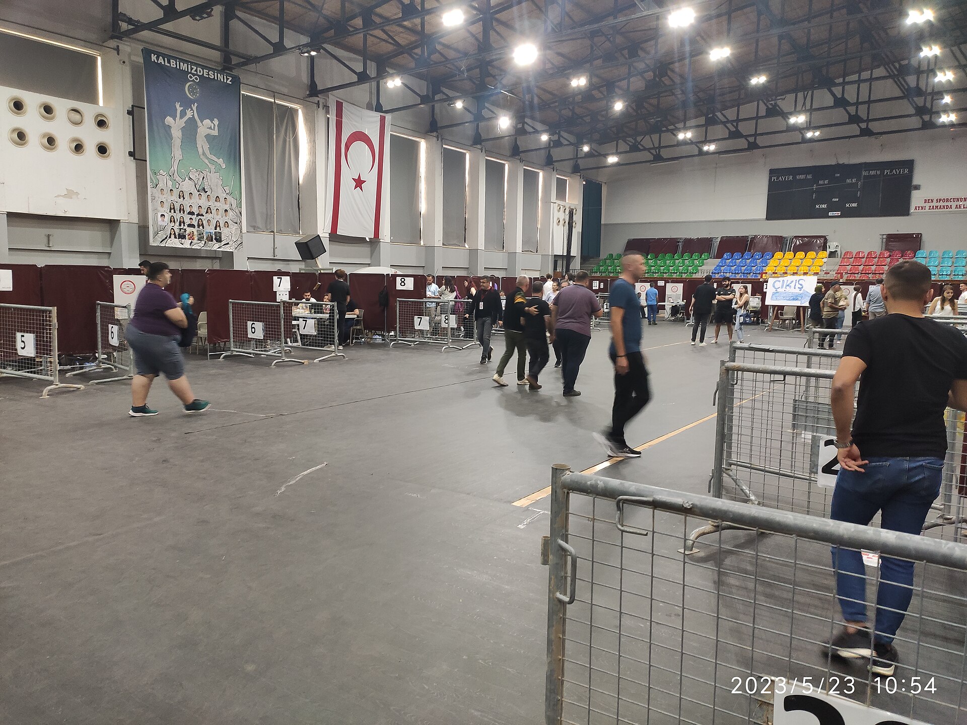 Lefkoşa Atatürk Spor Salonu'nda Türkiye 2023 Cumhurbaşkanlığı seçimleri ikinci tur oy verme alanı. Alanda 20 sandık vardı.