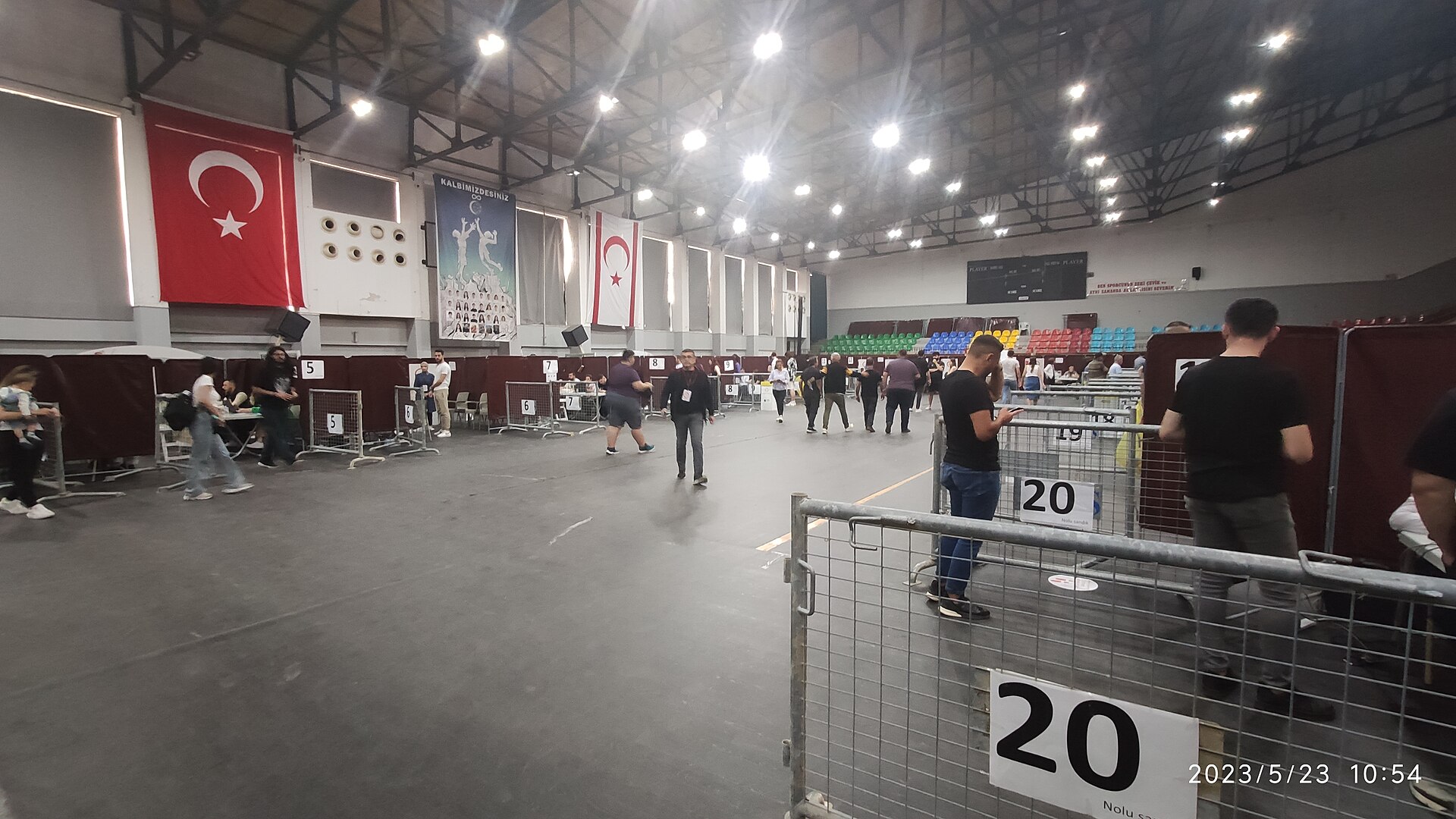 Lefkoşa Atatürk Spor Salonu'nda Türkiye 2023 Cumhurbaşkanlığı seçimleri ikinci tur oy verme alanı. Alanda 20 sandık vardı.