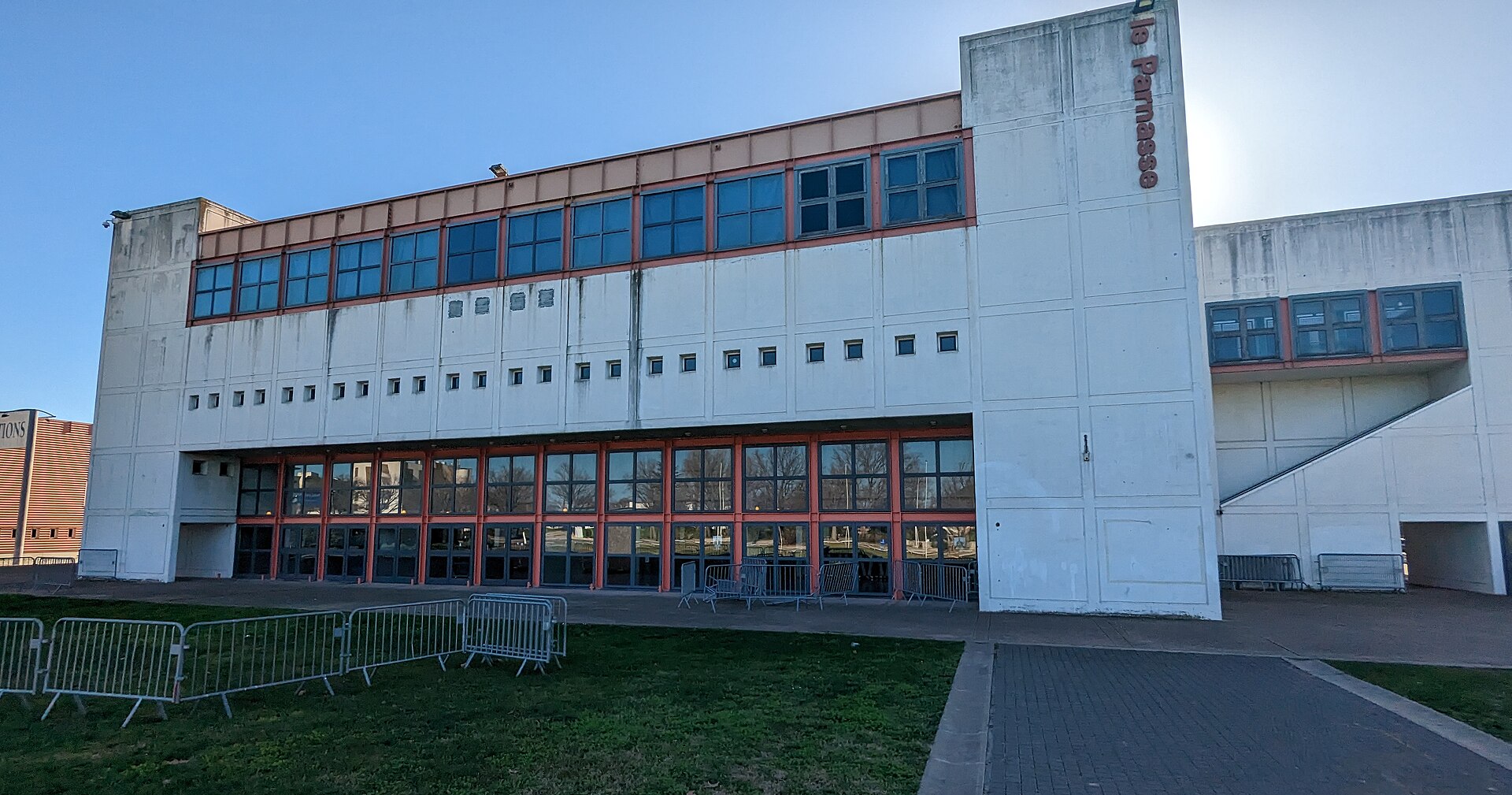 Façade de l'entrée du Parnasse à Nîmes le 10 janvier 2023.