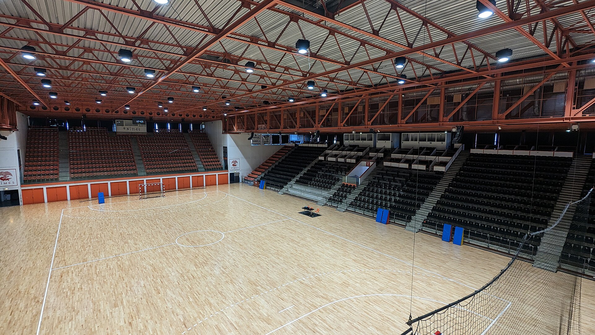 Vue en hauteur de l'intérieur de la salle du Parnasse à Nîmes le 10 janvier 2023.