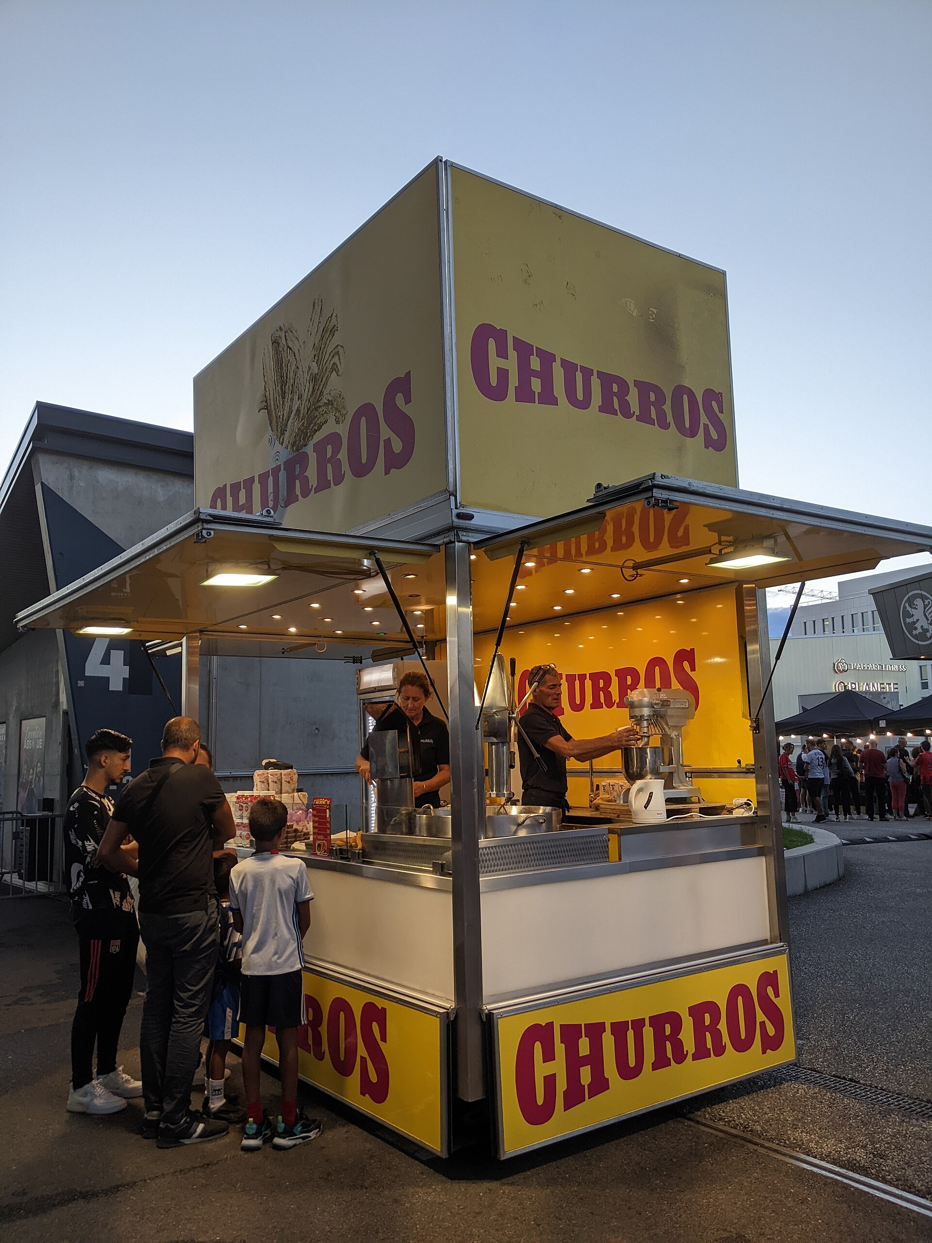 Stade de churros au Groupama Stadium de l'Olympique lyonnais, à Décines-Charpieu.