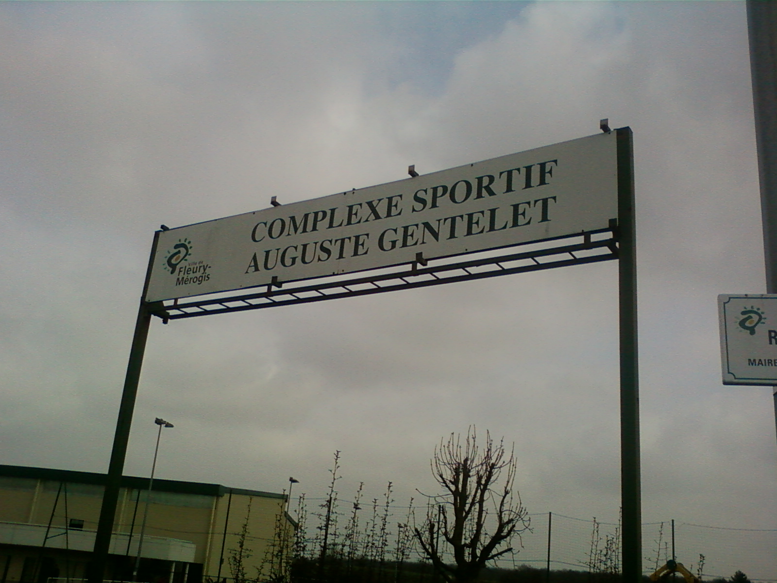 Panneau d'accueil du stade Auguste-Gentelet de Fleury-Mérogis