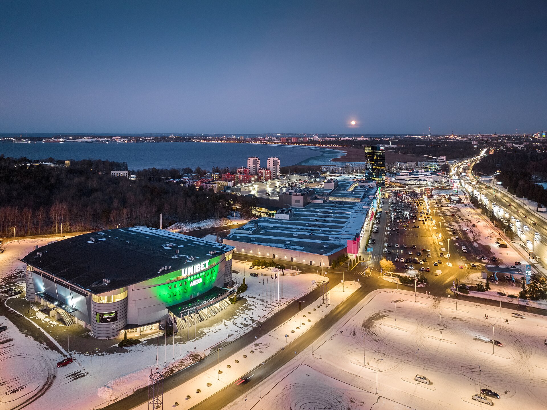 Õhuvaade Haabersti asumile (2023). Fotol on näha Unibet Arena ja Rocca al Mare kaubanduskeskus.