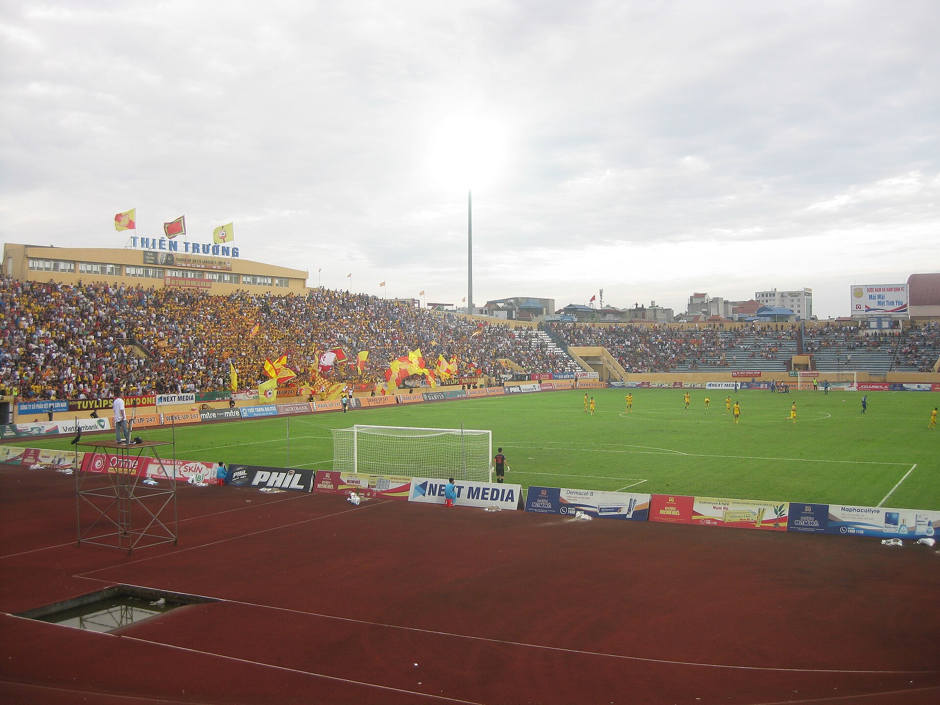 CLB Nam Định thi đấu với CLB Quảng Nam ở giải V-League 1, ngày 17 tháng 8 năm 2019. Chỉ gần một giờ sau khi tấm ảnh này được chụp, sân bị mất điện.