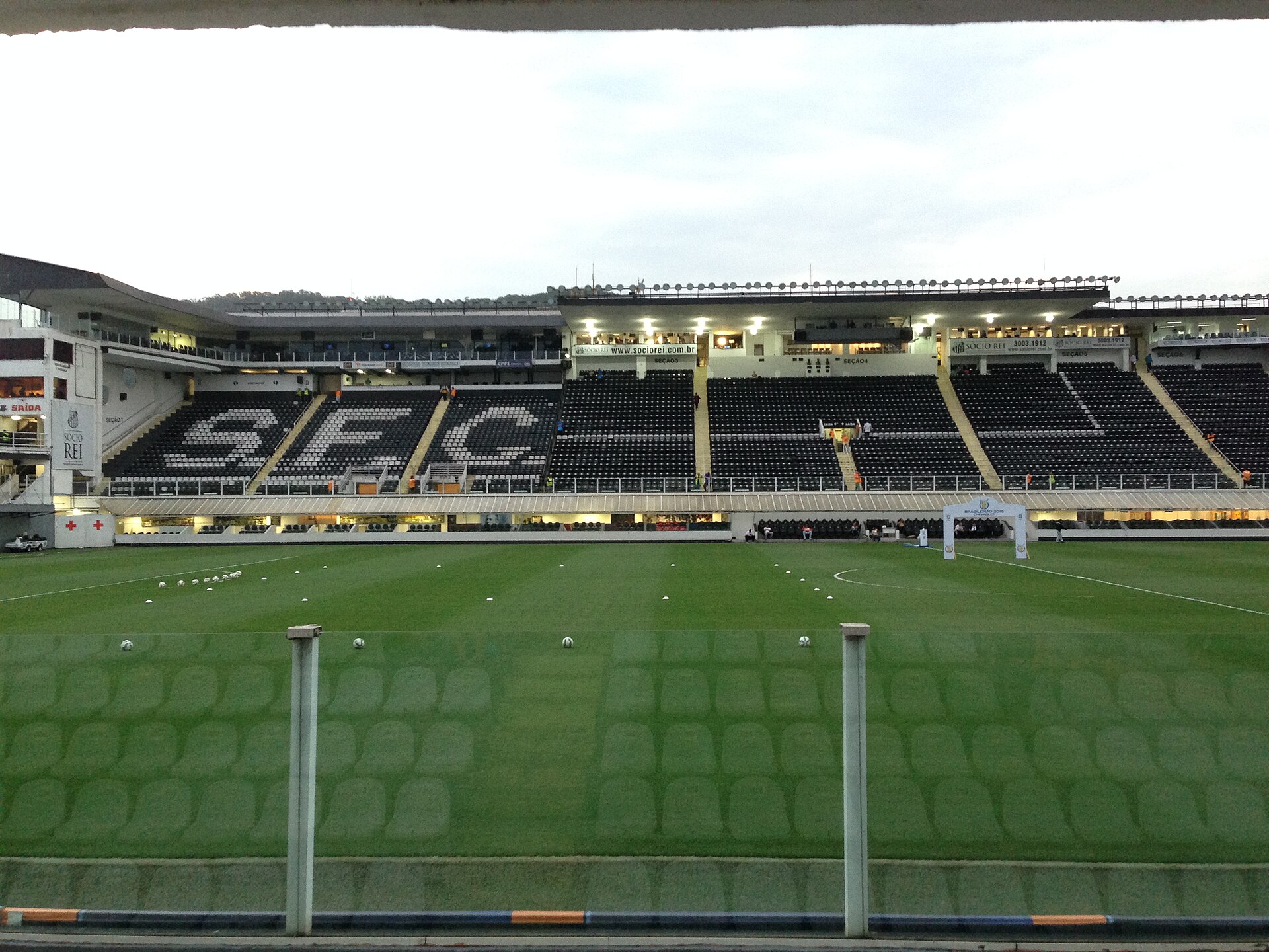 Foto do gramado do Estádio Urbano Caldeira antes da partida entre Santos e Chapecoense pelo Campeonato Brasileiro de 2015