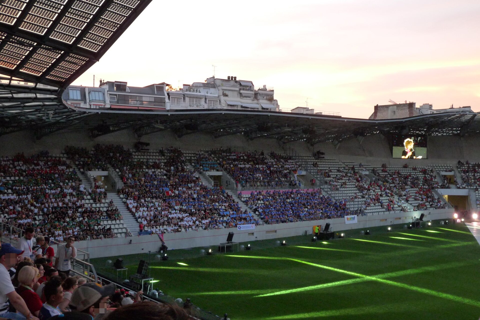 Cérémonie d'ouverture des 10ème Gay Games à Paris, stade Jean-Bouin. Vue sur les gradins.