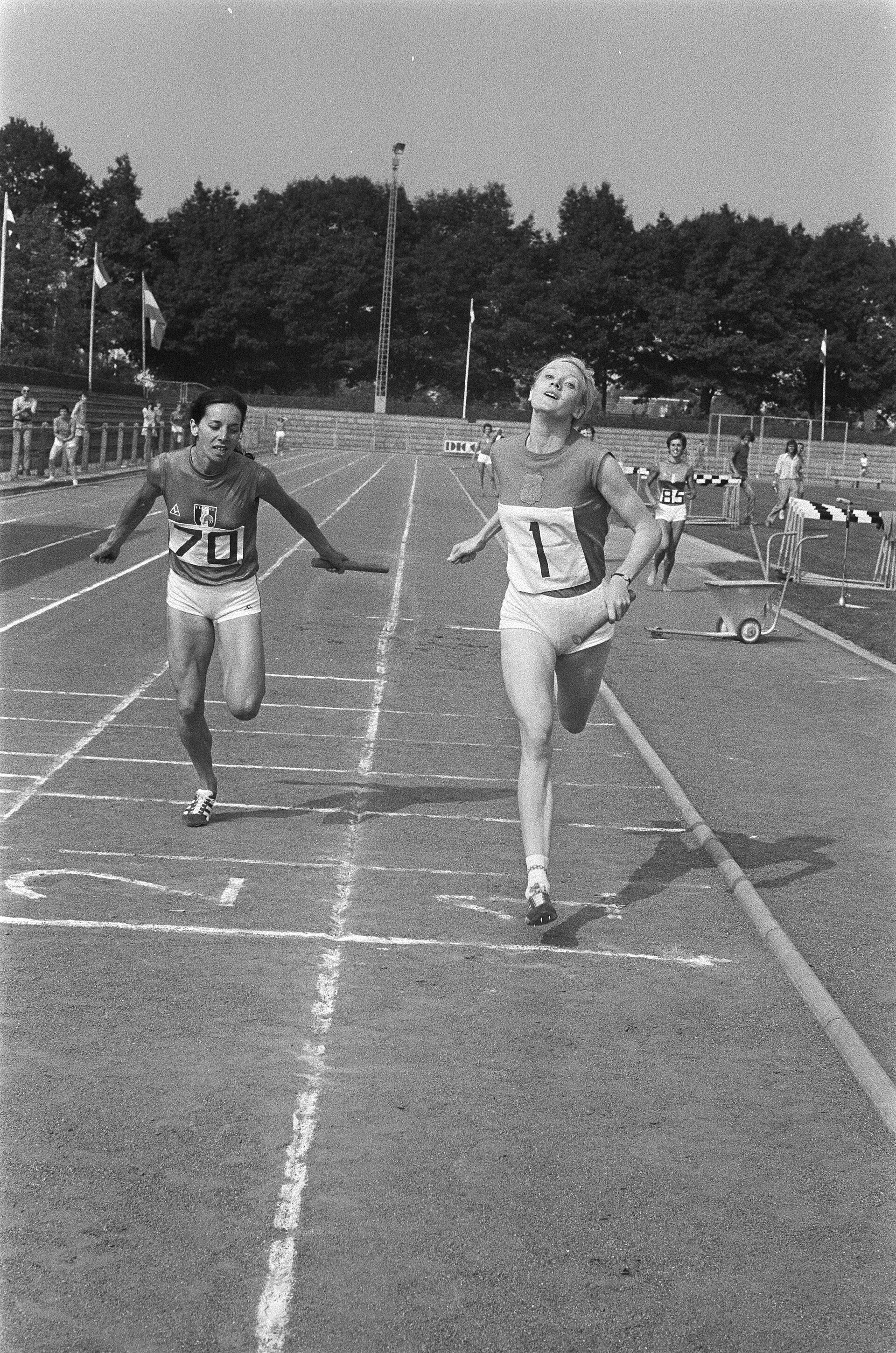 Athlétisme : Pays-Bas, Roumanie, France dames à Uden (Pays-Bas). Photographie de l'arrivée du relais 4 x 400 mètres, ici fr:Colette Besson (à gauche) et nl:Corrie Bakker , par Bert Verhoeff / Anefo.