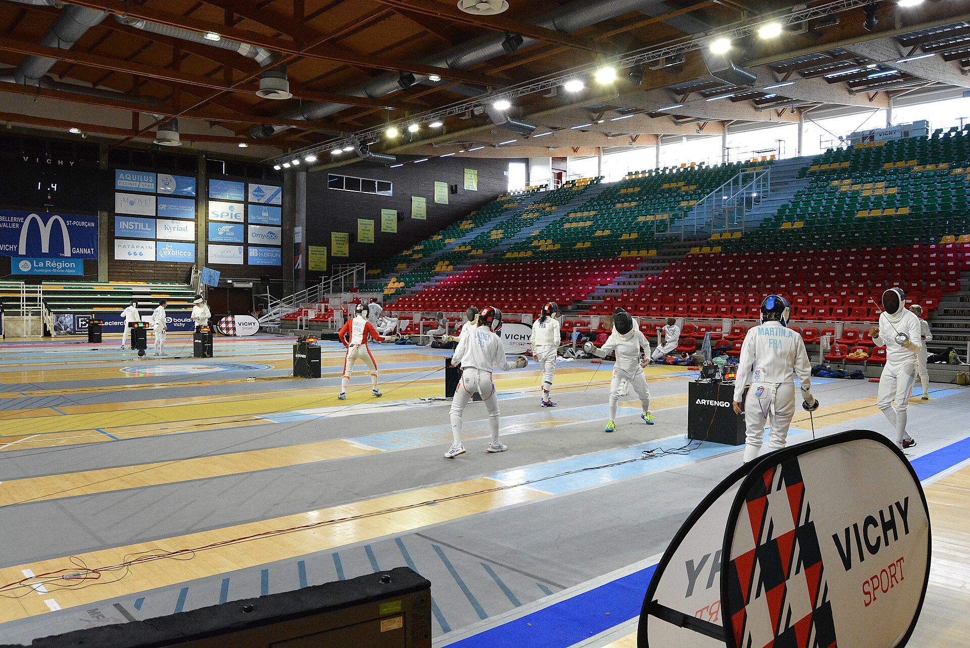 Intérieur du palais des sports Pierre-Coulon, ouvert au public à l'occasion des journées européennes du patrimoine, dans le parc omnisports Auvergne-Rhône-Alpes — Vichy, à Bellerive-sur-Allier (Allier, Auvergne-Rhône-Alpes, France). Le palais des sports accueille habituellement les matchs de la Jean